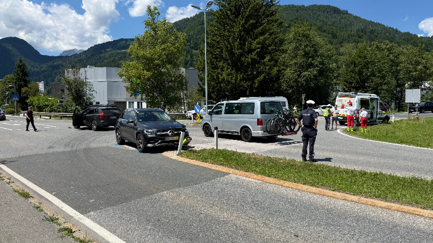 Heute.at - Auto kracht in Familienwagen – 6 Verletzte in Spital