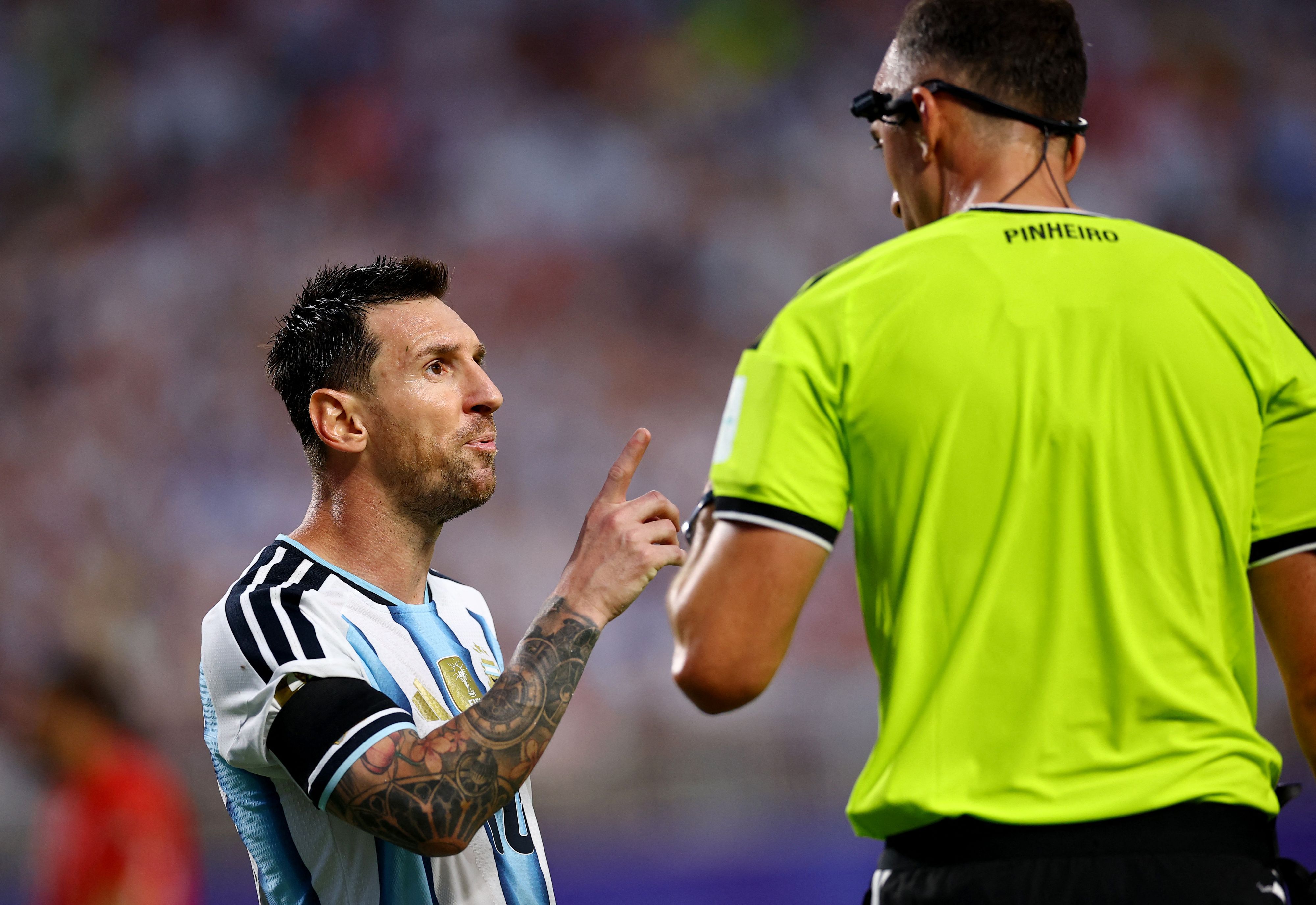  Lionel Messi mit Schiedsrichter Joao Pinheiro