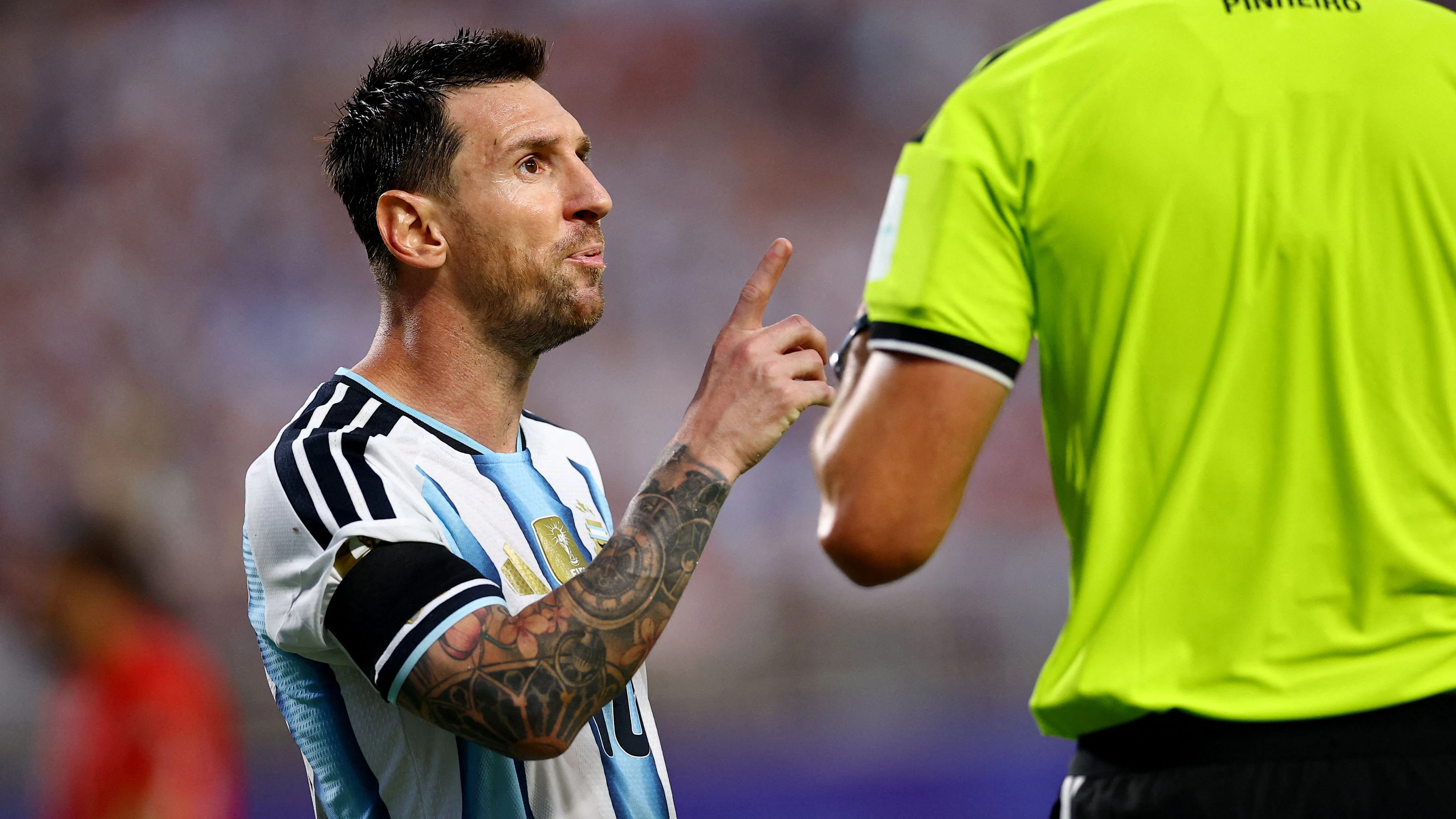 Heute.at - Messi stoppt Schiri – Lippenleser enthüllen Ansage
