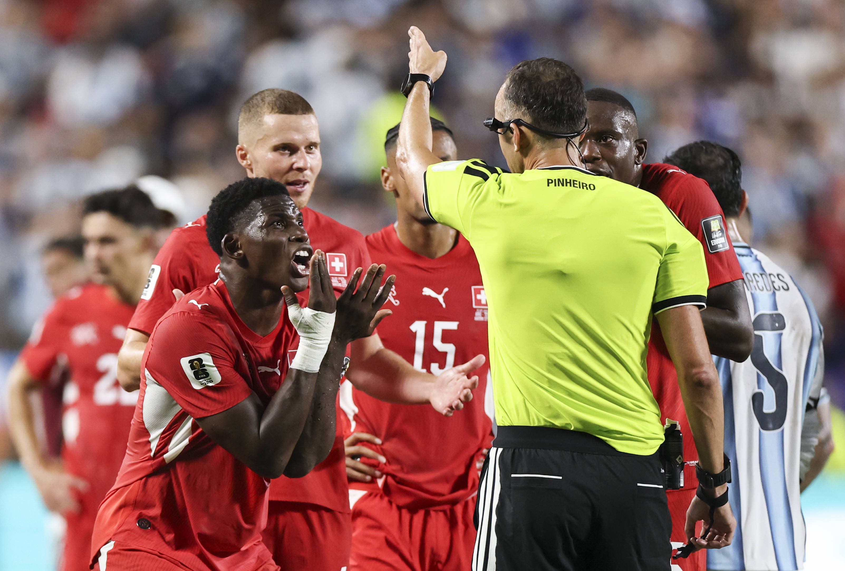 Breel Embolo war mit der Entscheidung des Schiedsrichters nicht einverstanden.