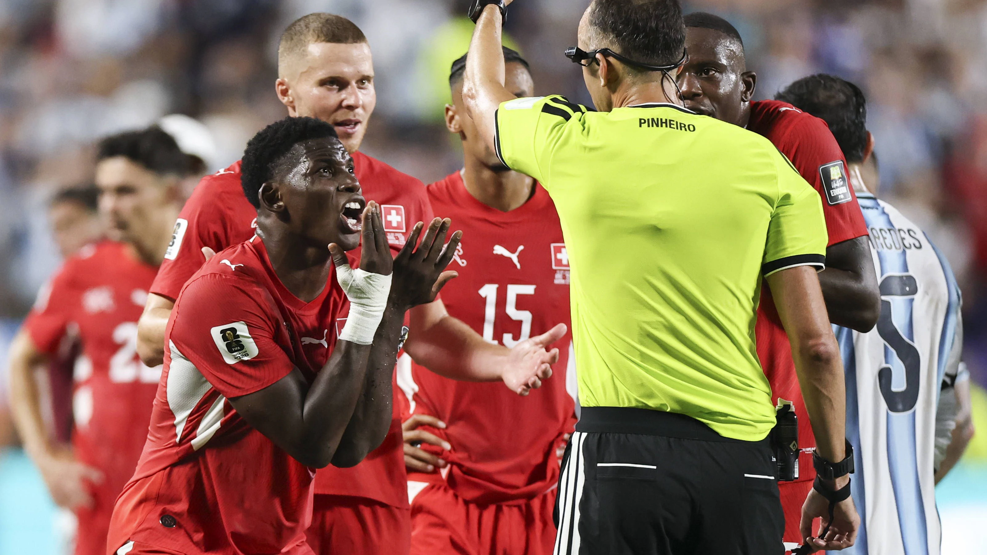 Breel Embolo war mit der Entscheidung des Schiedsrichters nicht einverstanden. 