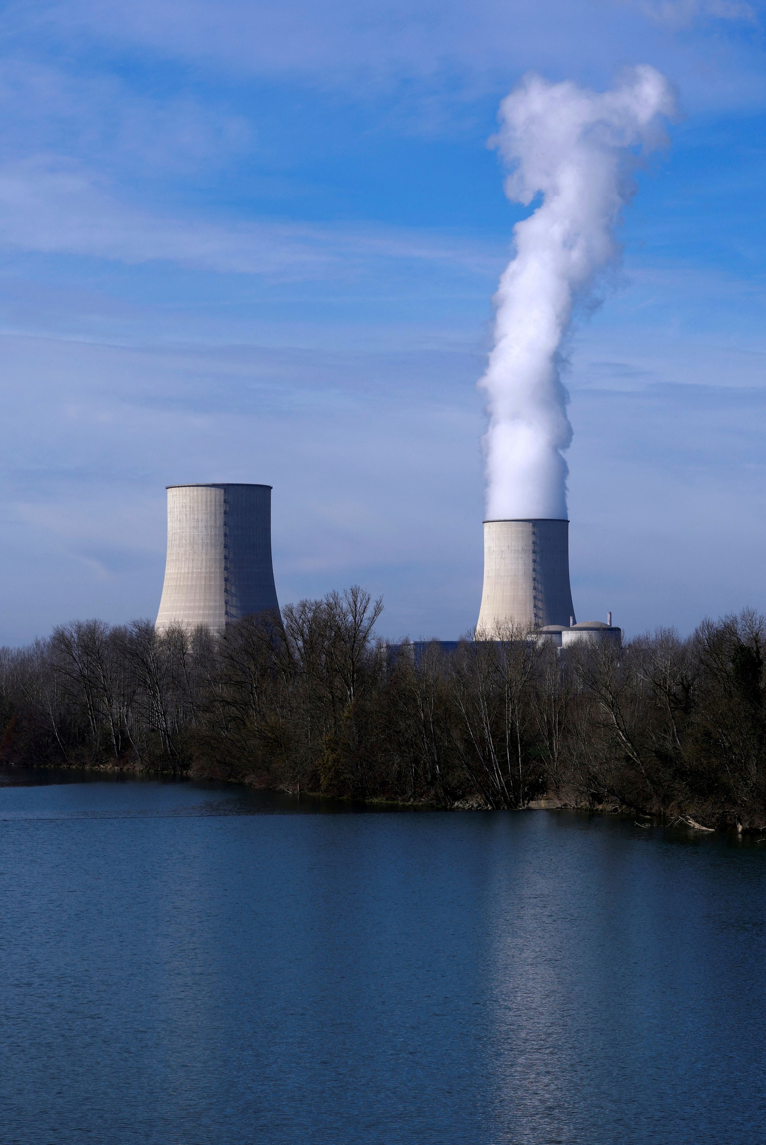 Der Kraftwerksbetreiber EDF teilte der Nachrichtenagentur AFP mit, dass die Reaktoren in Golfech an der Garonne, in Bugey an der Rhône und in Chooz an der Maas abgeschaltet wurden.