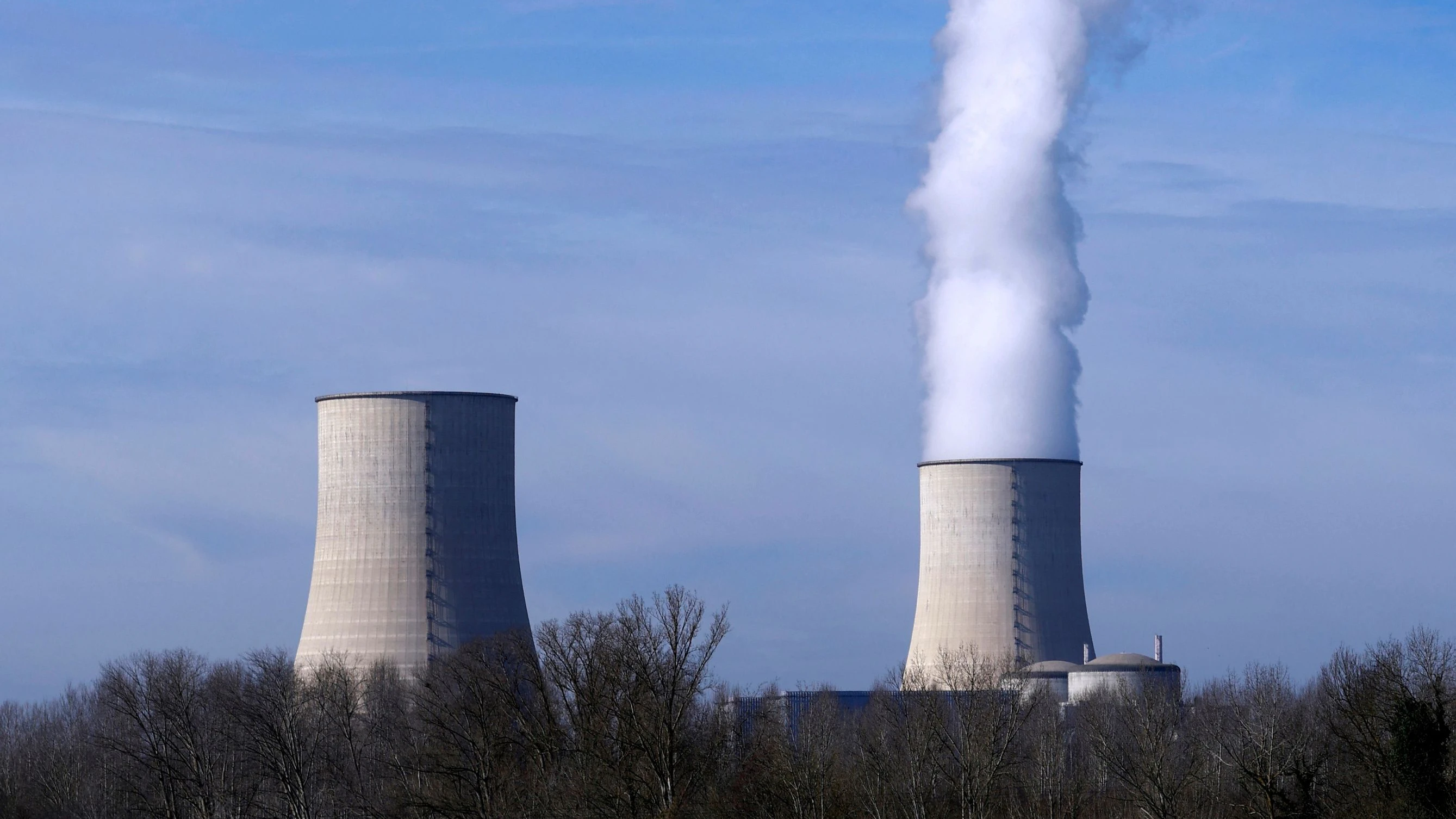 Der Kraftwerksbetreiber EDF teilte der Nachrichtenagentur AFP mit, dass die Reaktoren in Golfech an der Garonne, in Bugey an der Rhône und in Chooz an der Maas abgeschaltet wurden.