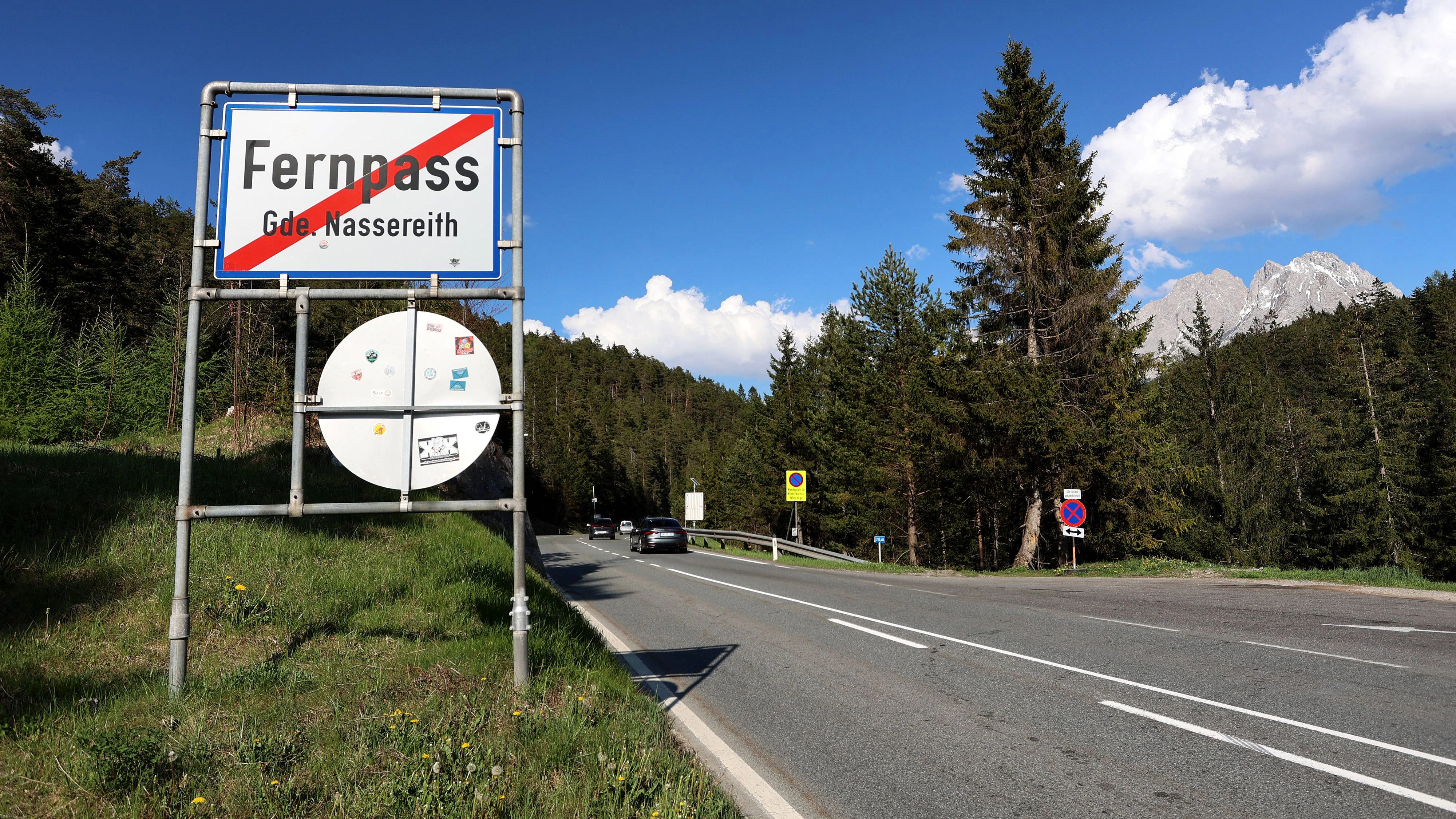 Ein Frühlingstag, Frühsommertag am Fernpass, Fernpaß in Tirol, Passstrasse, Gemeinde Nassereith, Fernpassstraße, B179, Passhöhe, Stau, Maut, Fernpassmaut, Blick auf die Passhöhe , hier das Ortsschild, Ortstafel, Verkehrsschild *** A spring day, early summer day at the Fernpass, Fernpass in Tyrol, pass road, municipality of Nassereith, Fernpass road, B179, pass summit, traffic jam, toll, Fernpass toll, view of the pass summit, here the town sign, town sign, traffic sign