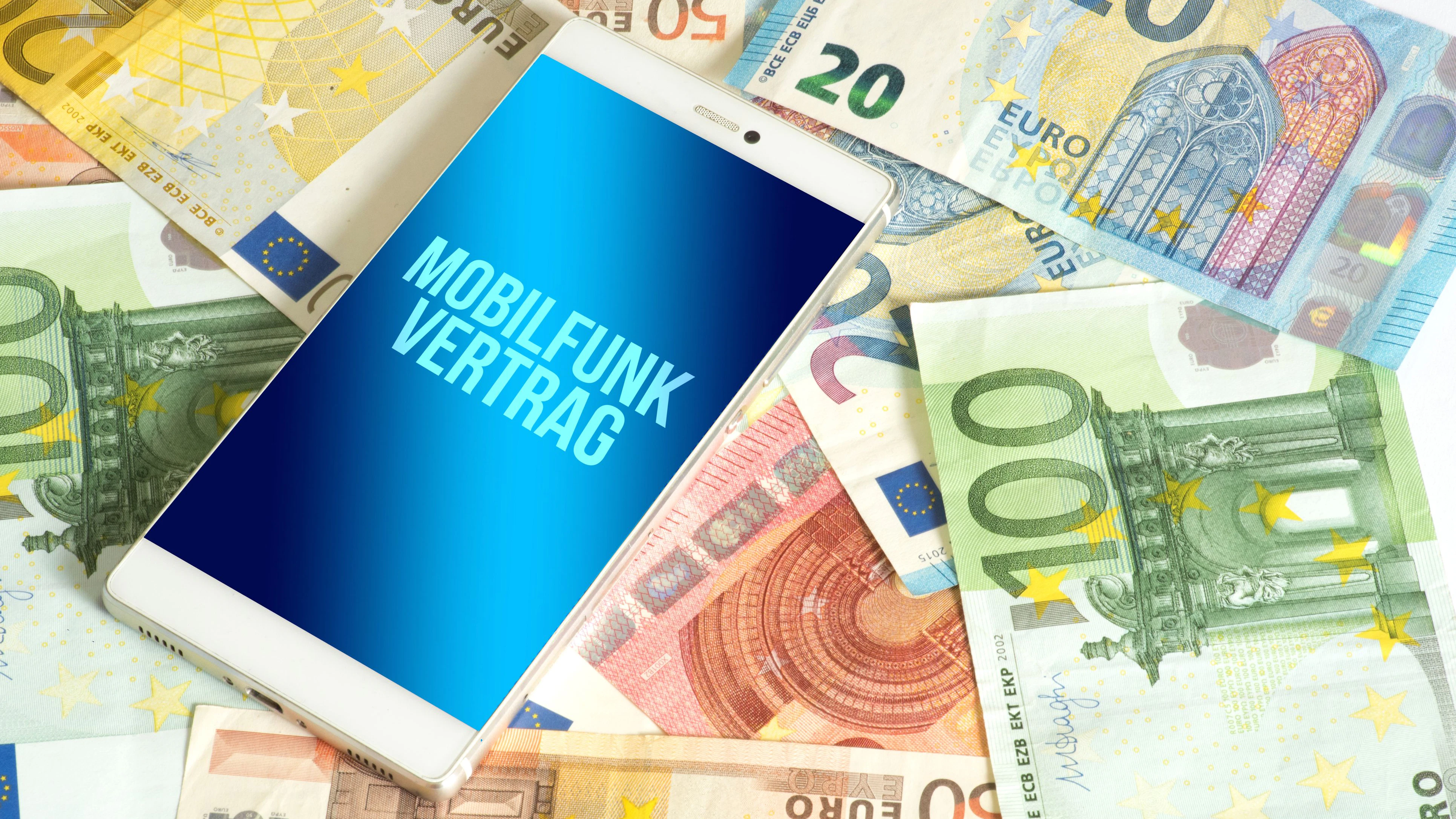Ein Check von tarife.at zeigt: Typische Mobilfunkverträge wurden seit 2019 um 7 Prozent günstiger und enthalten heute erheblich mehr Daten.