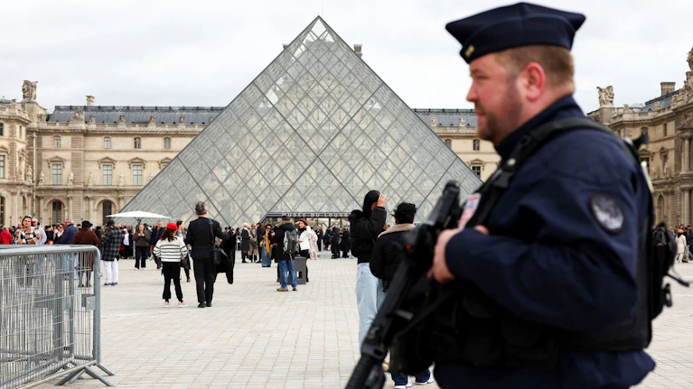 Im Oktober 2025 stahlen zwei Männer in nur sieben Minuten Kronjuwelen im Millionenwert aus dem Louvre. Eine unbezahlbare Krone verloren sie dabei auf der Flucht. Jetzt reden die Täter erstmals über den Coup. Und zeichnen das Bild eines dilettantischen Verbrechens.