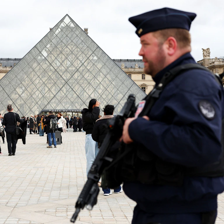 Im Oktober 2025 stahlen zwei Männer in nur sieben Minuten Kronjuwelen im Millionenwert aus dem Louvre. Eine unbezahlbare Krone verloren sie dabei auf der Flucht. Jetzt reden die Täter erstmals über den Coup. Und zeichnen das Bild eines dilettantischen Verbrechens.