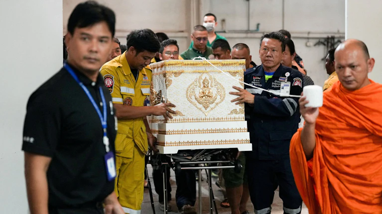 In Thailands Hauptstadt Bangkok sind mindestens 27 Menschen bei einem Feuer in einem Lokal ums Leben gekommen. Ein Kurzschluss könnte die Deckenverkleidung in Brand gesteckt haben, Notausgänge waren versperrt, so erste Erkenntnisse. Was bisher bekannt ist.