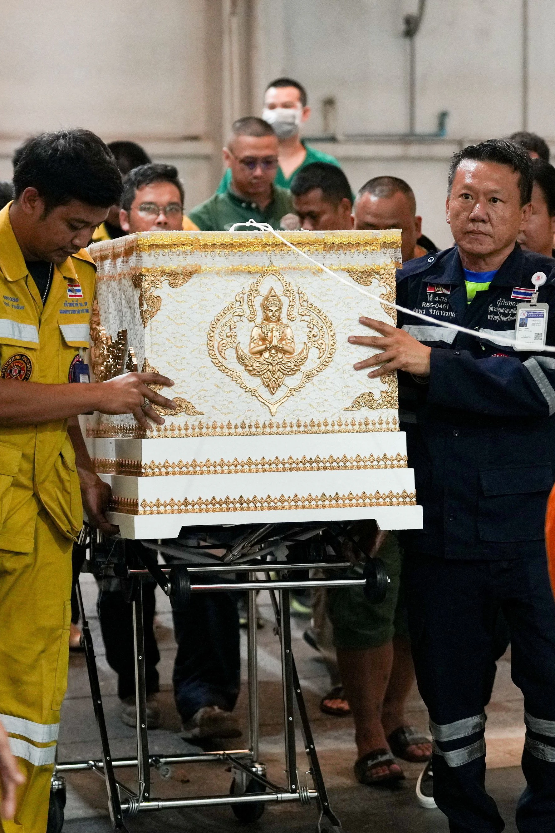 Eines der Brandopfer von Bangkok wird nach buddhistischem Ritus für die Bestattung aus dem Krankenhaus abgeolt