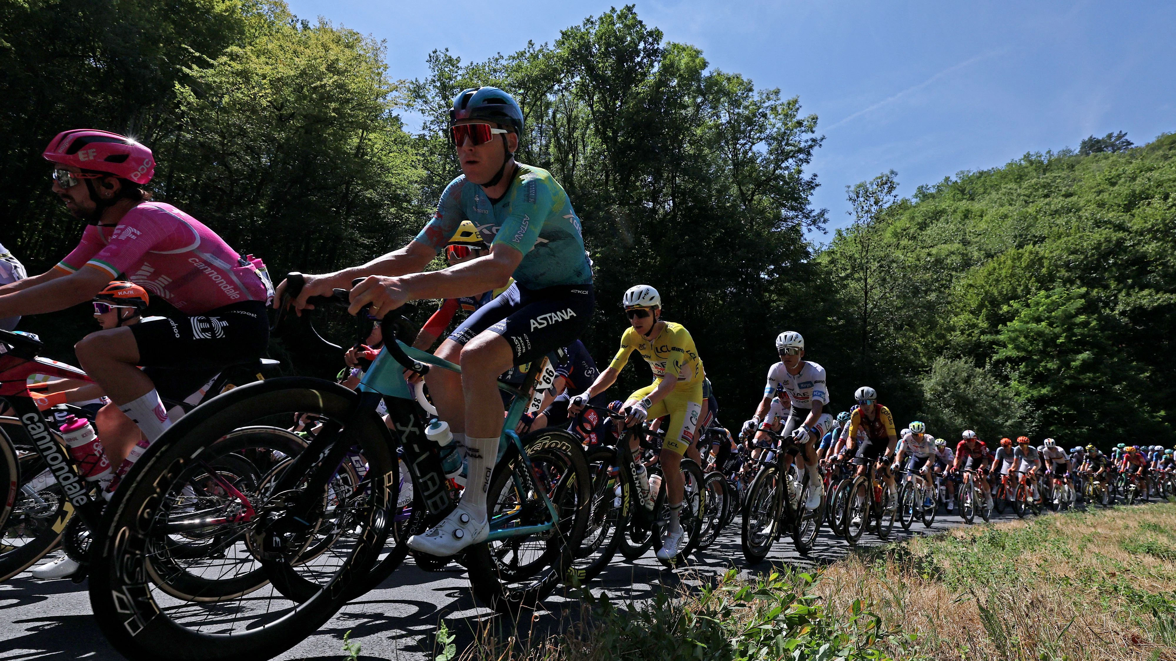 Heute.at - Schock bei Tour de France – Auto fährt in Fanmenge