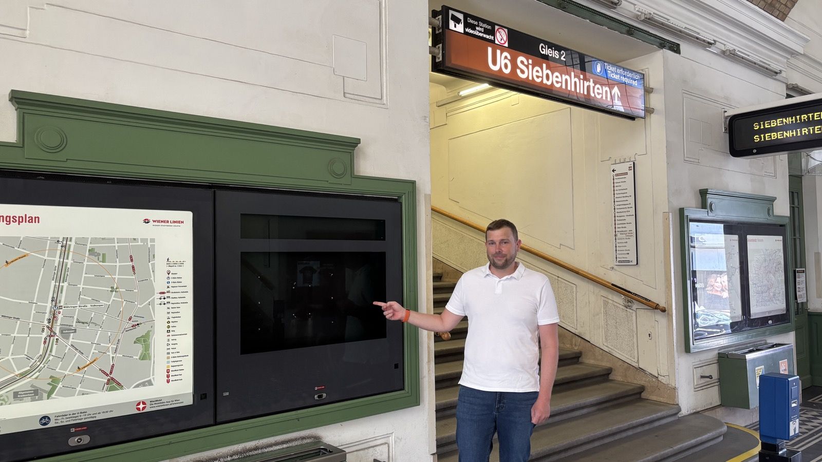 Johannes Mühlbacher, Klubobmann der Neos in Wien-Währing vor dem schwarzen Monitor in der Station Währinger Straße.