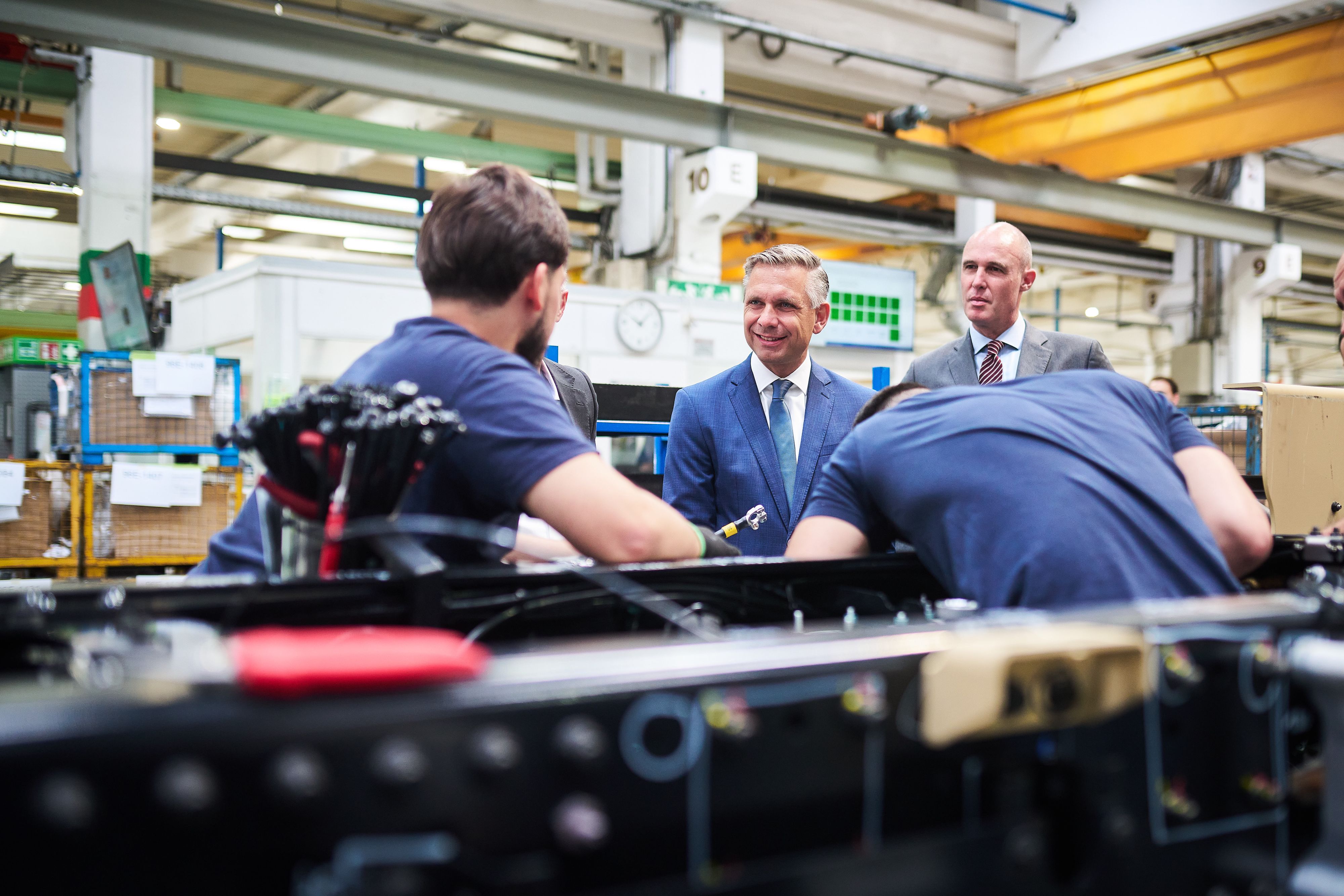 Wirtschaftsminister Hattmannsdorfer (ÖVP) besuchte den Standort des deutschen Rüstungskonzerns Rheinmetall in Wien-Liesing.