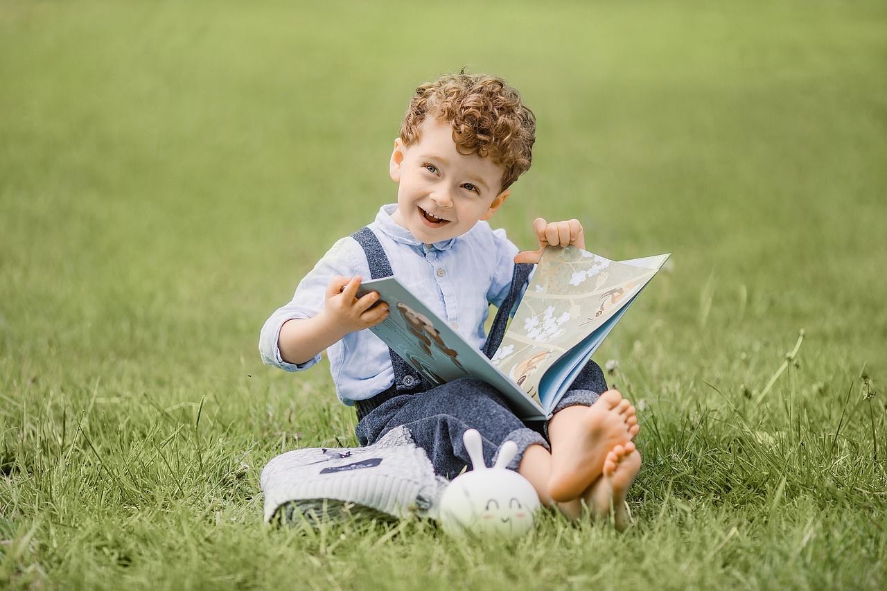 Träumendes Kind mit Buch
