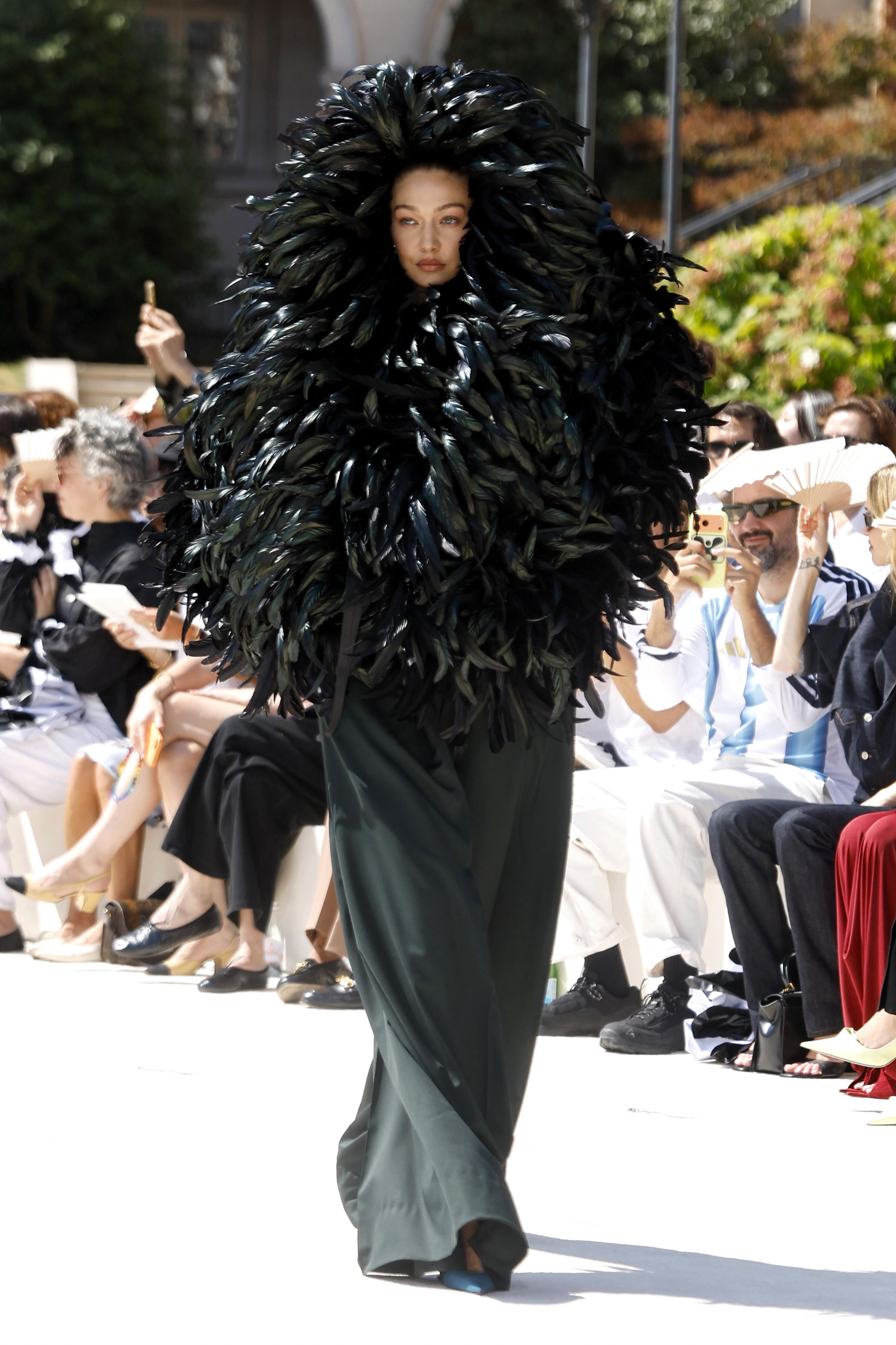 Gigi Hadid im gigantischen Federnkleid von Balenciaga.