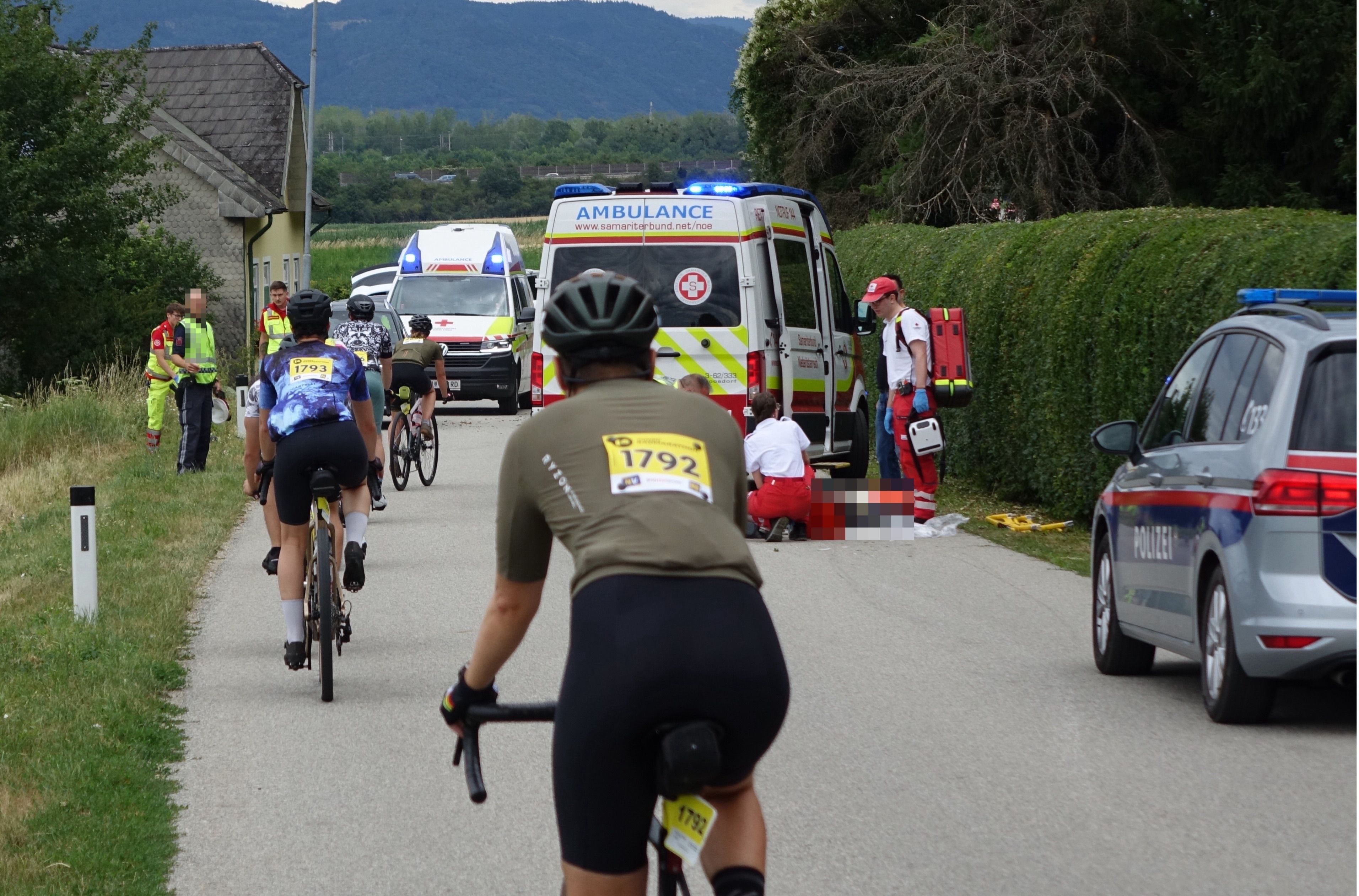 Am Sonntag, dem 12. Juli, stürzte gegen Mittag ein Teilnehmer des Radrennens in Großpriel bei Melk.