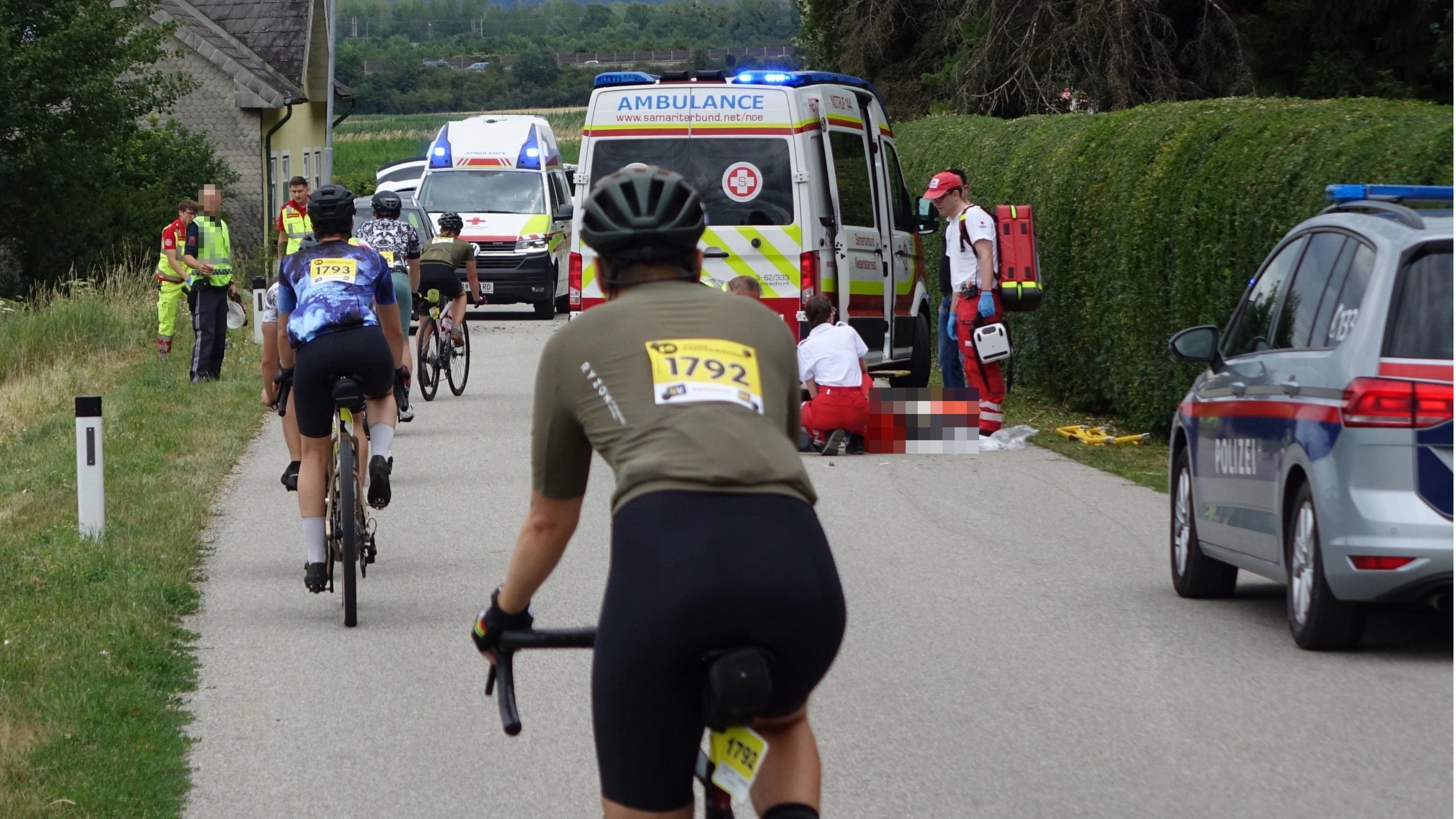 Am Sonntag, dem 12. Juli, stürzte gegen Mittag ein Teilnehmer des Radrennens in Großpriel bei Melk.