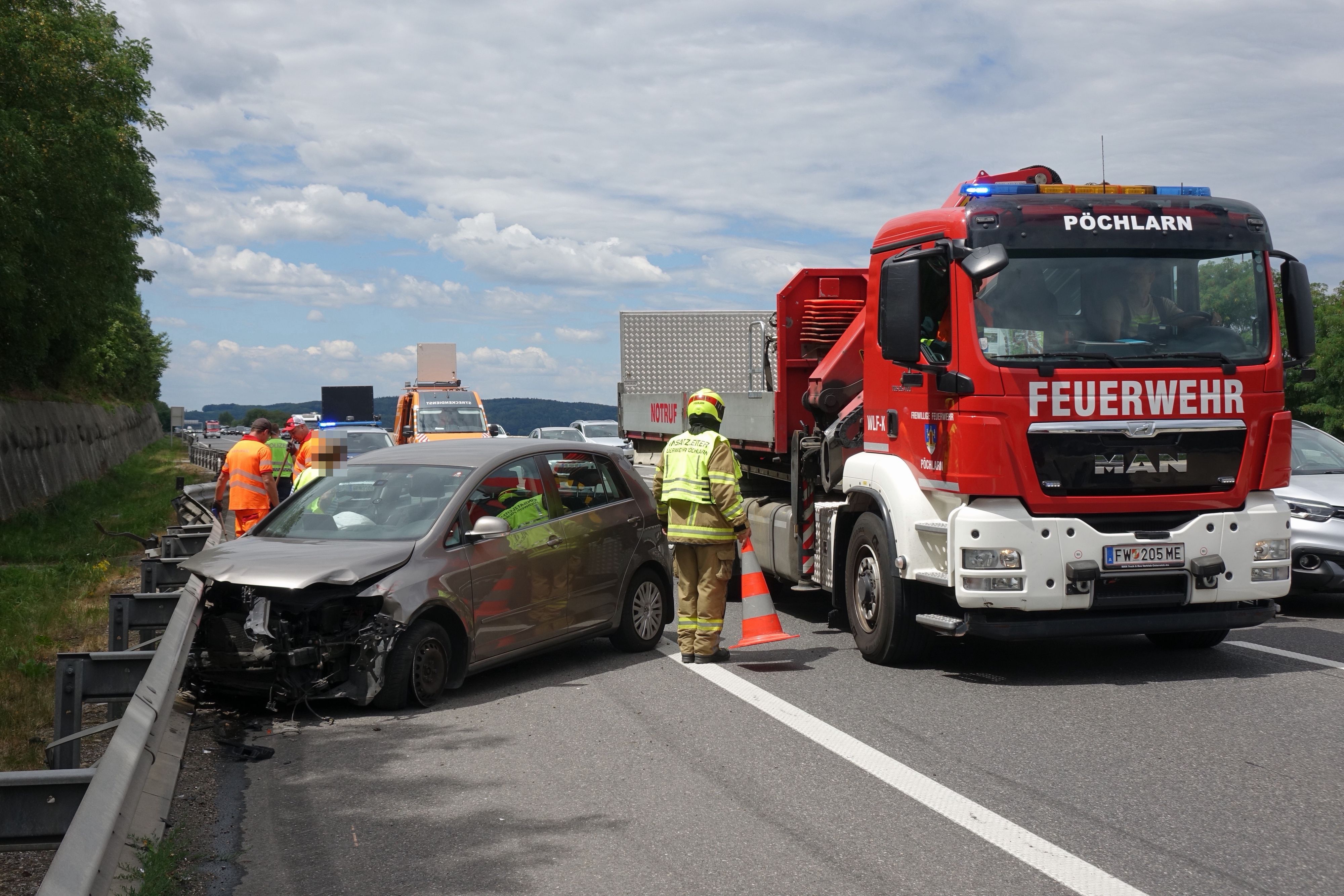 Kurz nach der Auffahrt Pöchlarn waren aus bisher unbekannter Ursache mehrere Fahrzeuge zusammengestoßen.