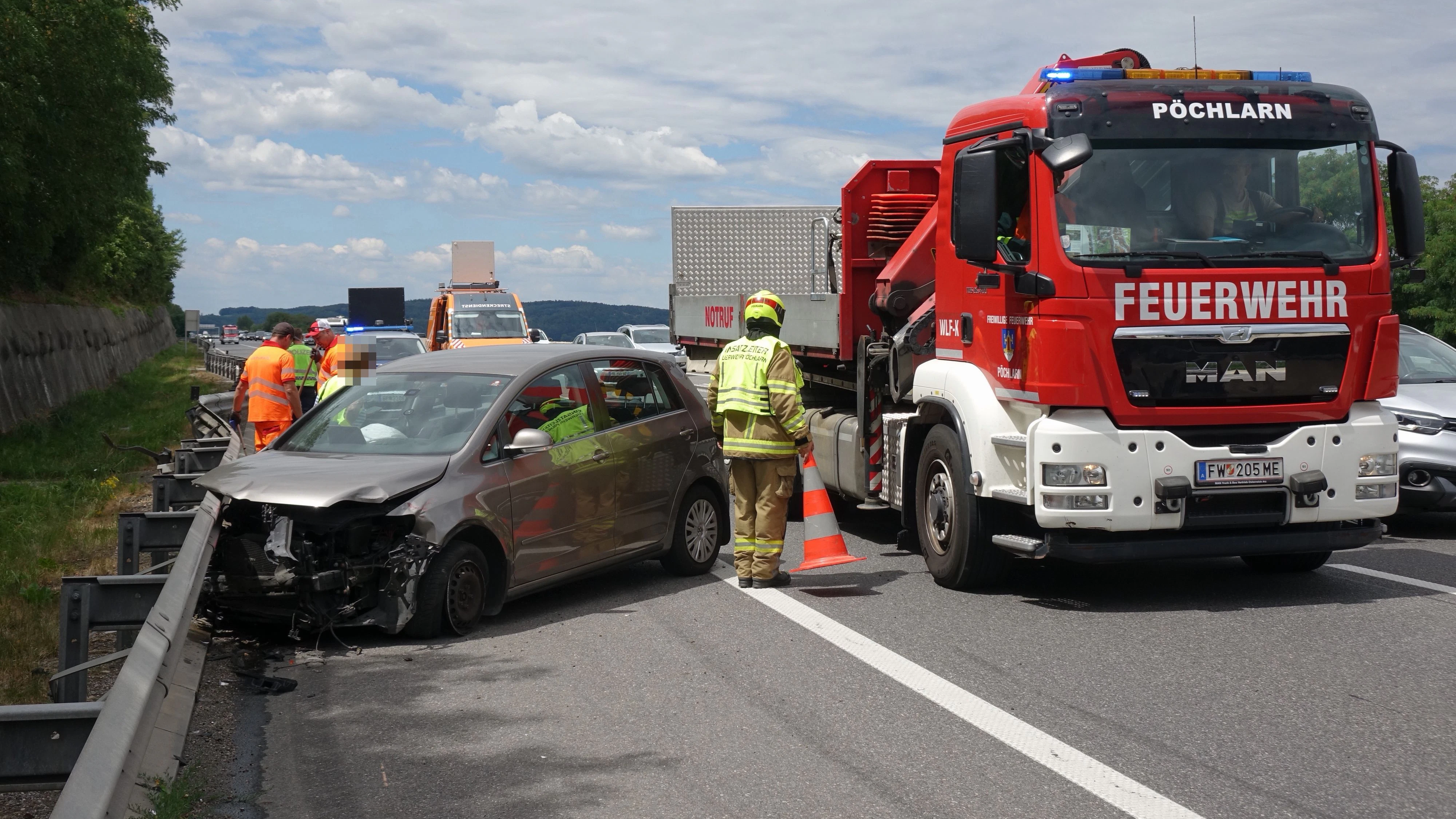 Kurz nach der Auffahrt Pöchlarn waren aus bisher unbekannter Ursache mehrere Fahrzeuge zusammengestoßen.