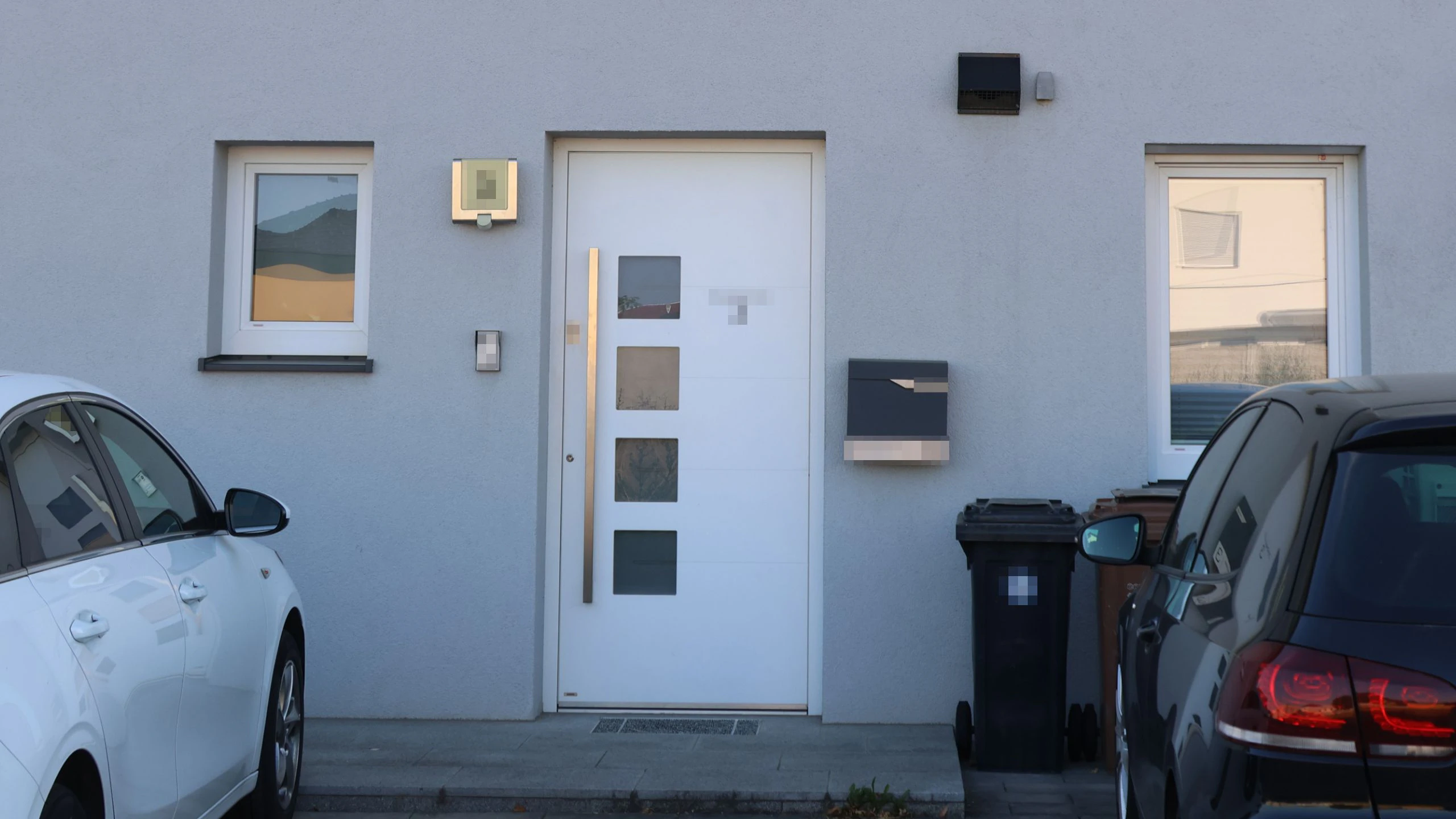 Hinter dieser Reihenhaus-Tür in Marchtrenk soll die Frau tödlich verletzt worden sein.