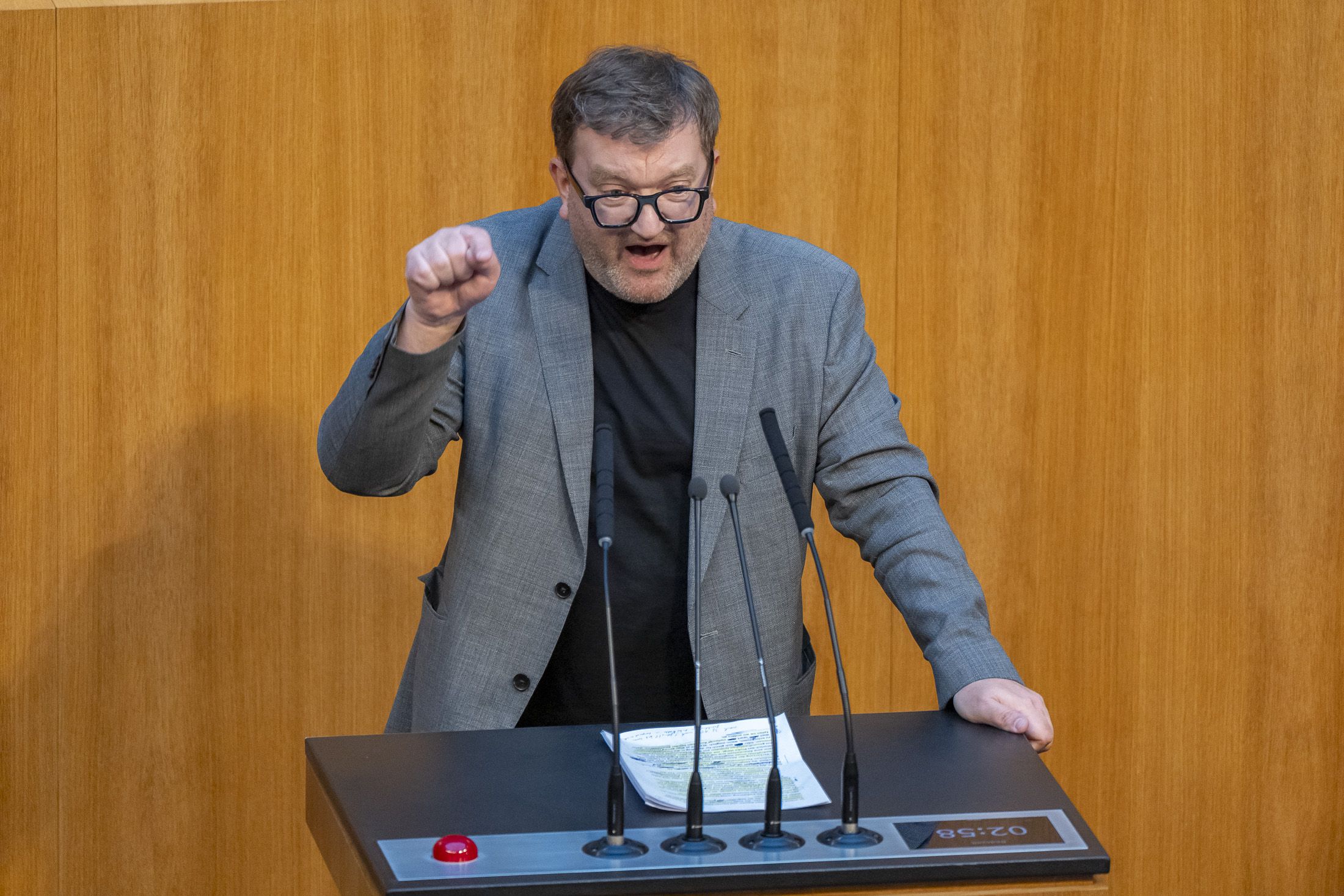 Markus Koza, Arbeits- und Sozialsprecher der Grünen, schießt gegen die Pinken: 