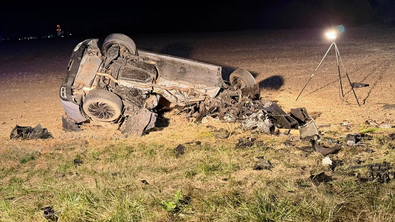 Das Fahrzeug wurde bei dem Unfall komplett zerstört.