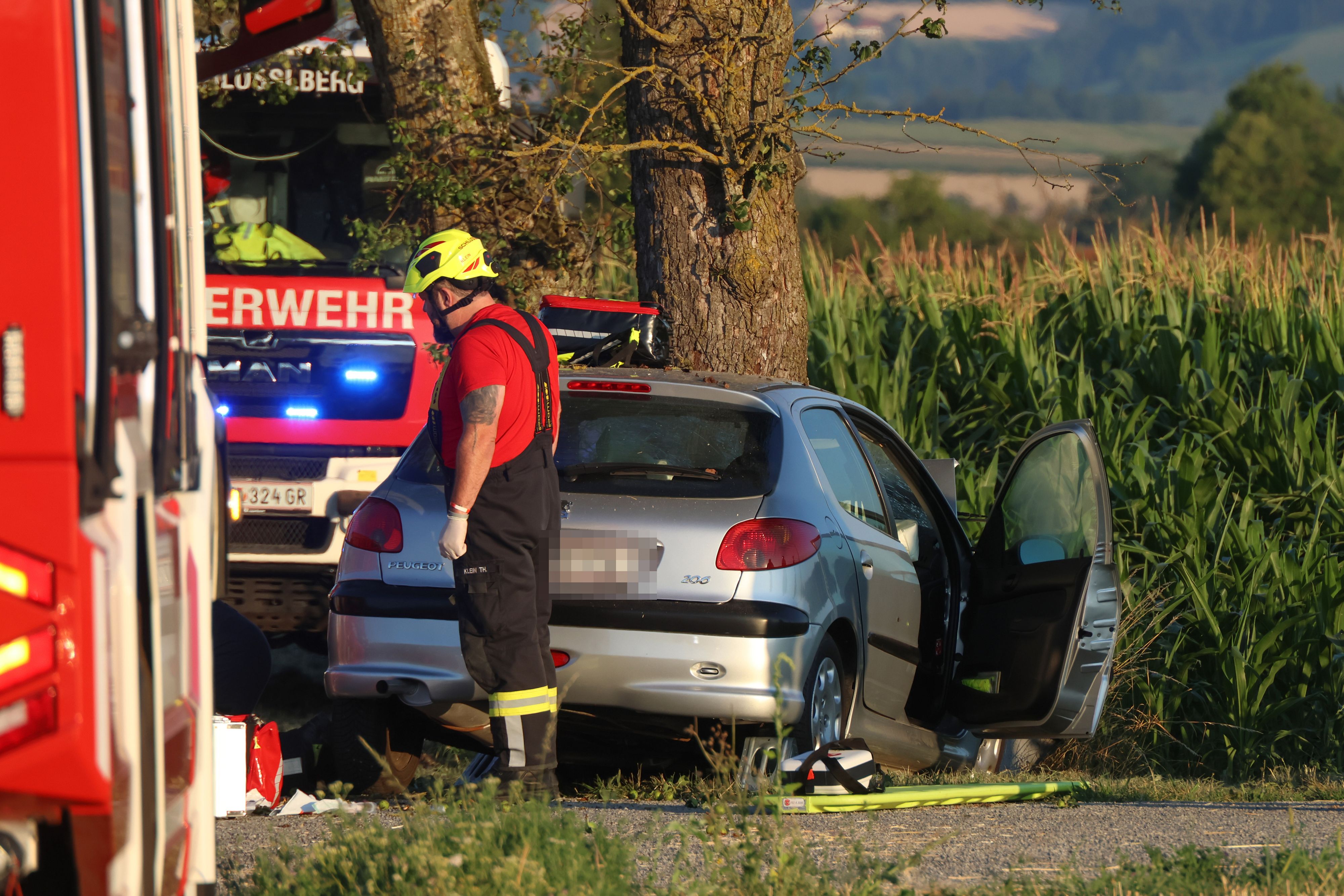 Die Helfer konnten nichts mehr tun: Der Lenker starb noch an der Unfallstelle.
