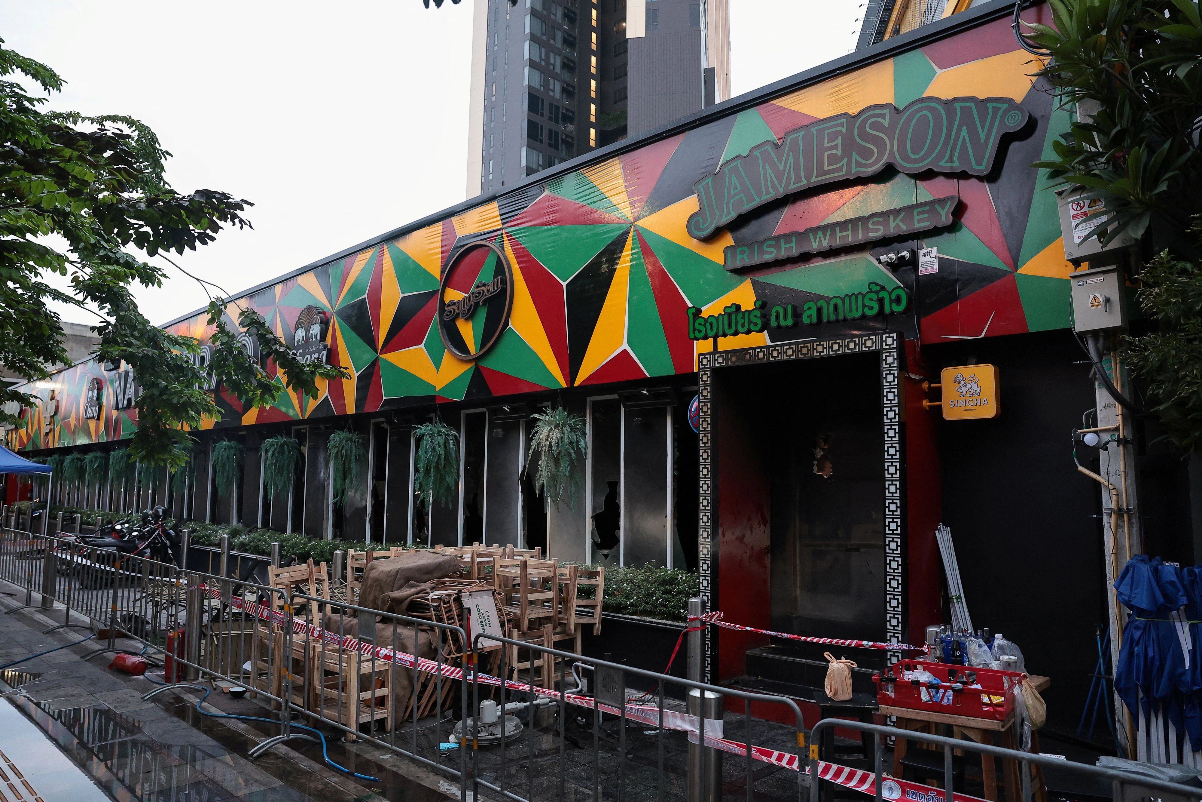 Das Lokal am Morgen nach dem Feuer: Von außen deutet nur wenig auf die verheerenden Vorkommnisse im Inneren der Bar hin
