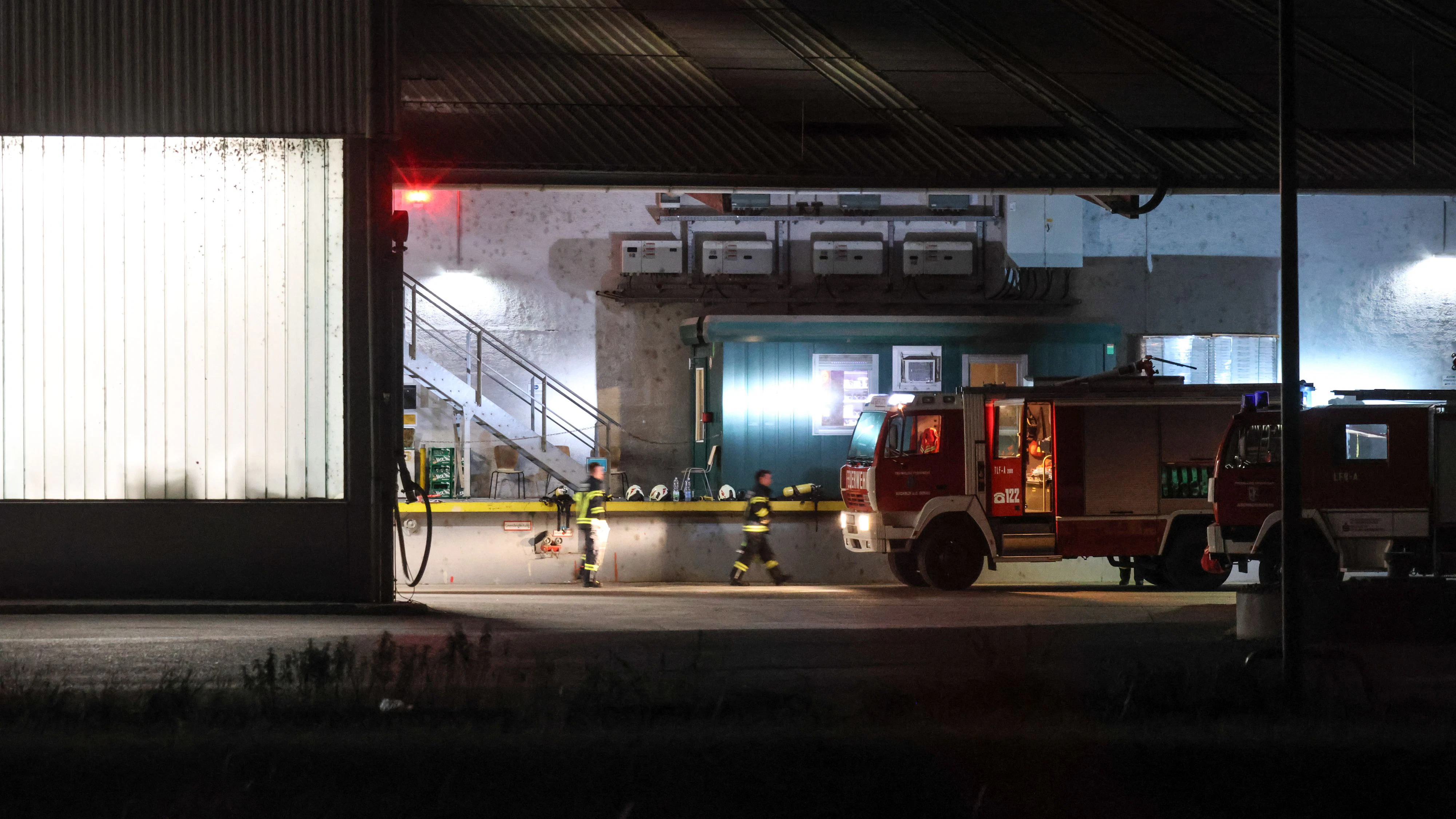 Heute.at - Einsatz in der Nacht! Feuerwehr rückt zu Firma aus