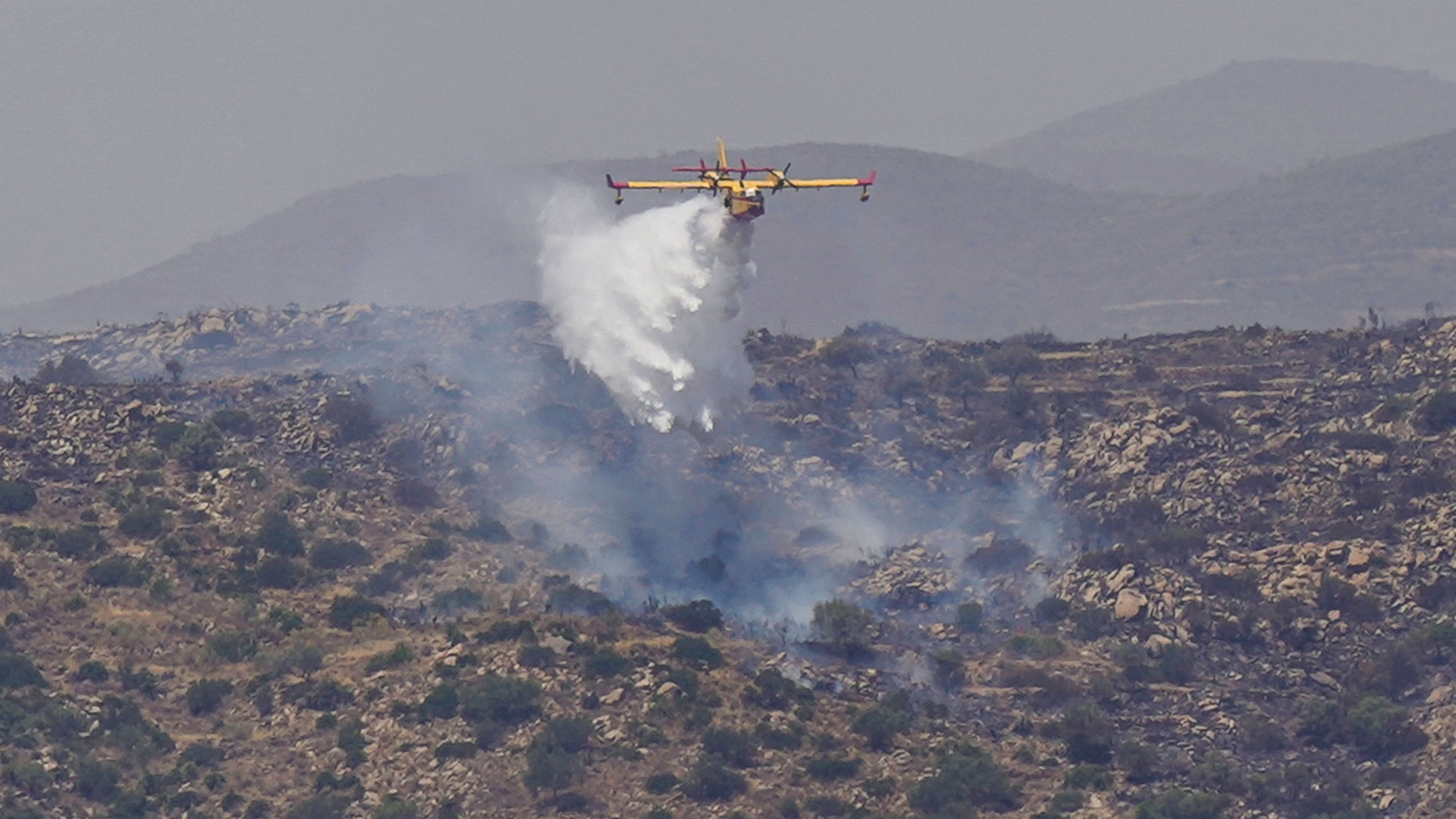 Ein Löschflugzeug bei Los Gallardos (Almeria) im Einsatz am Samstag