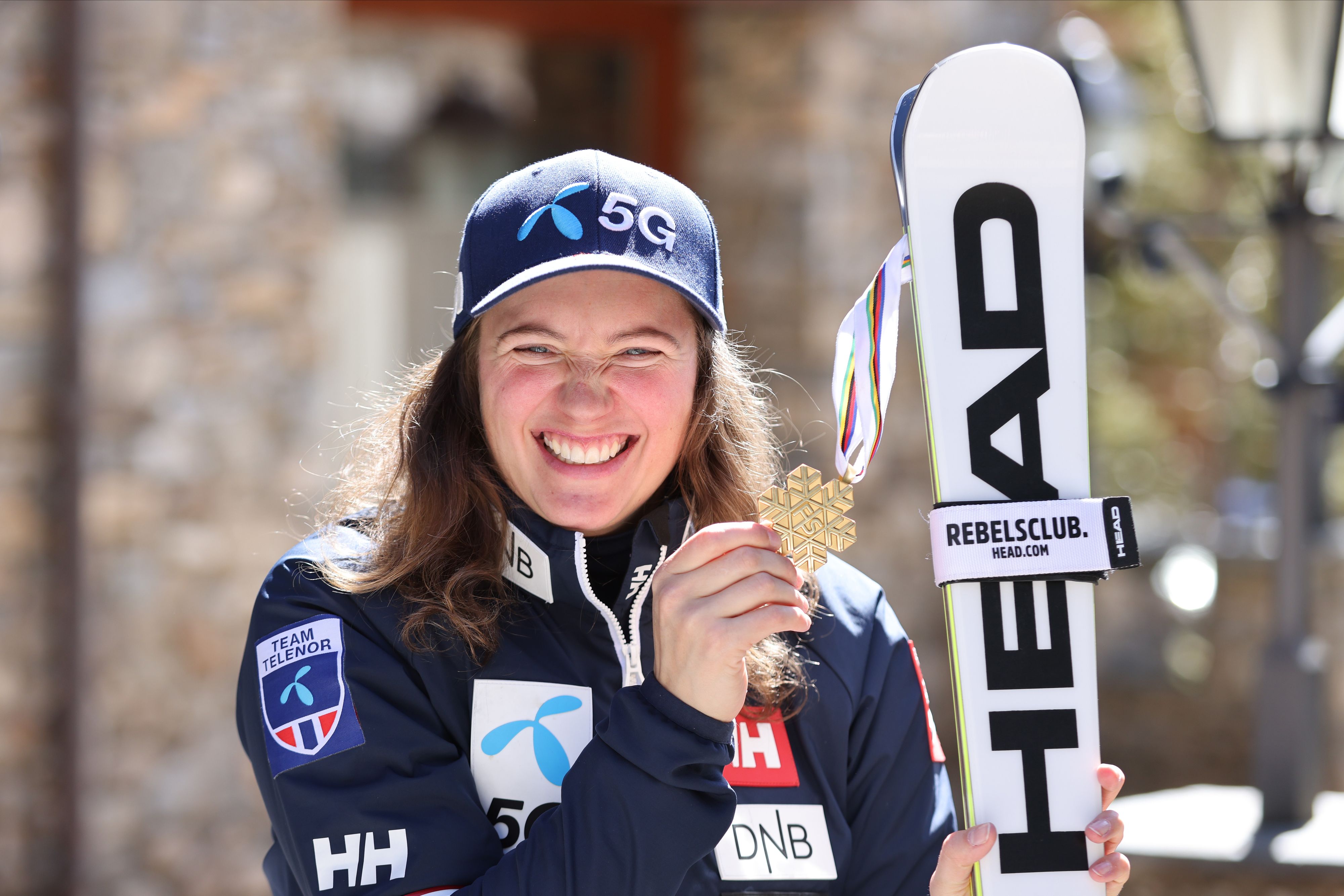 Maria Therese Tviberg mit ihrer Goldmedaille 2023