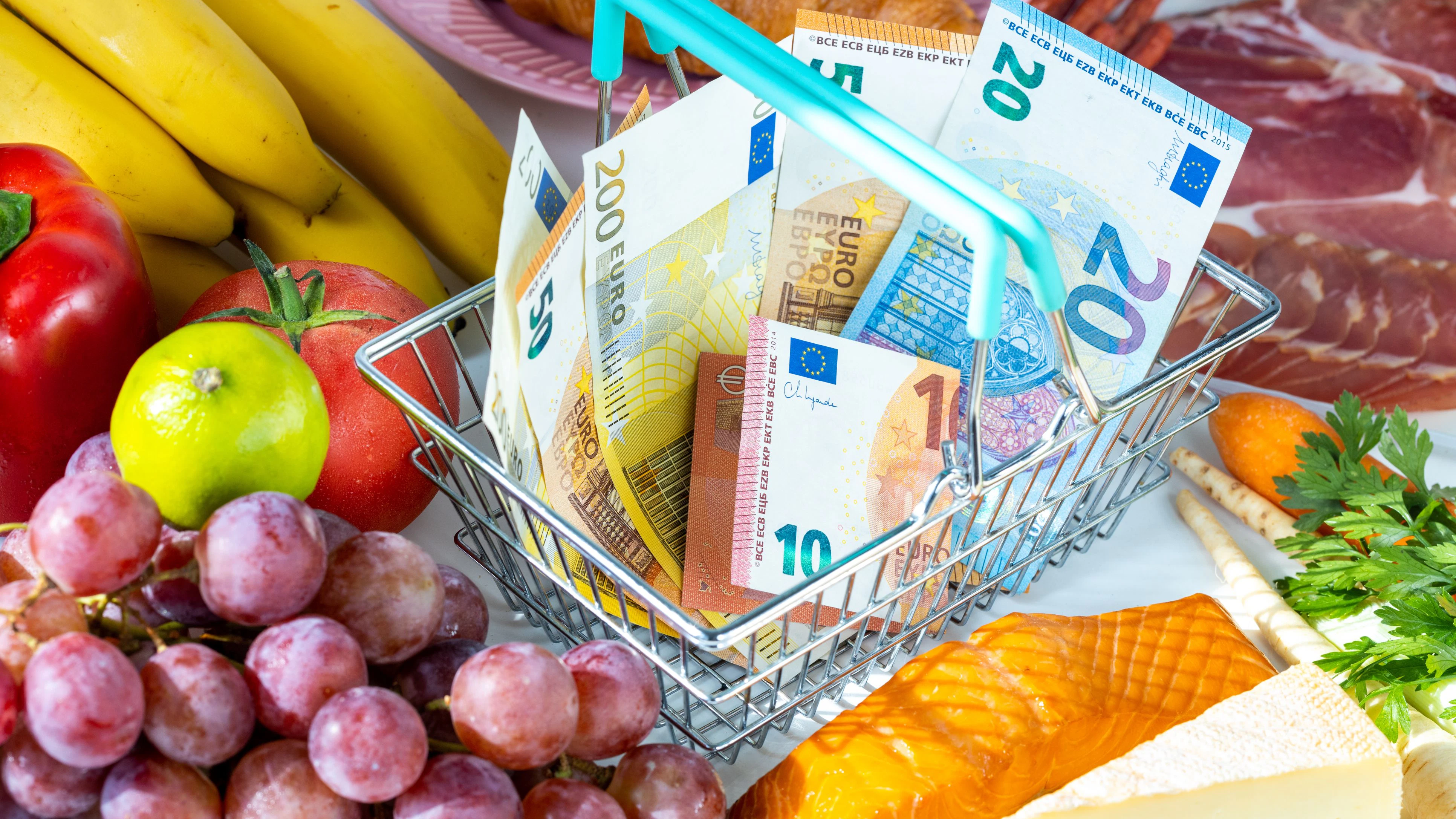 Es muss nicht immer Markenware sein! Wer im Supermarkt zu günstigen Eigenmarken greift, kann massiv sparen.