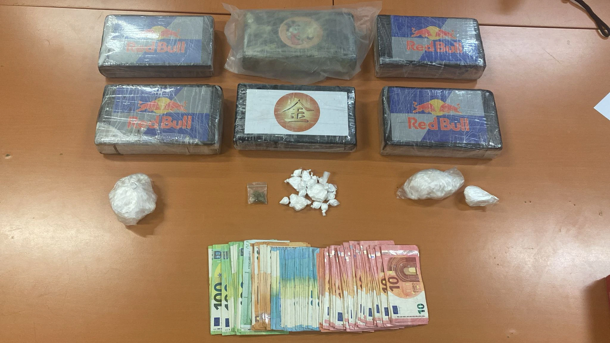 Sichergestellte Drogen und Bargeld in Wien.