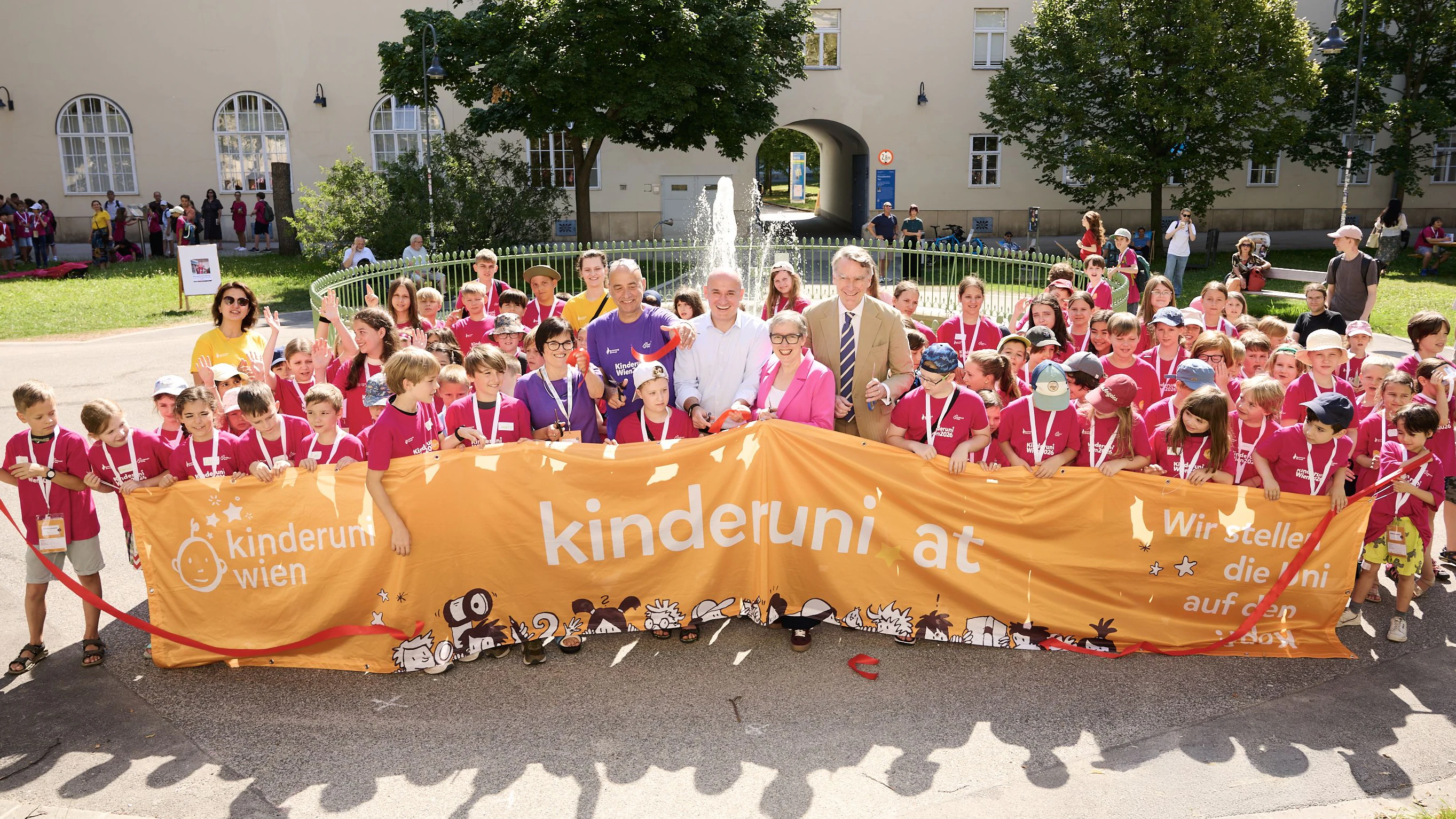 Uni-Wien-Rektor Sebastian Schütze (r. im Anzug) freut sich über die gebündelte Stärk der sechs Universitäten für die Kinderuni.