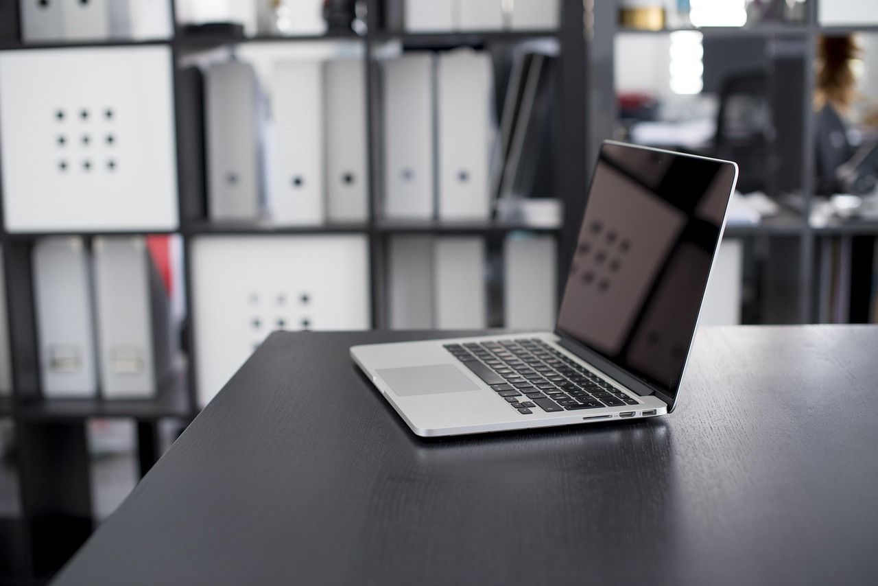 Apple MacBook auf dem Schreibtisch