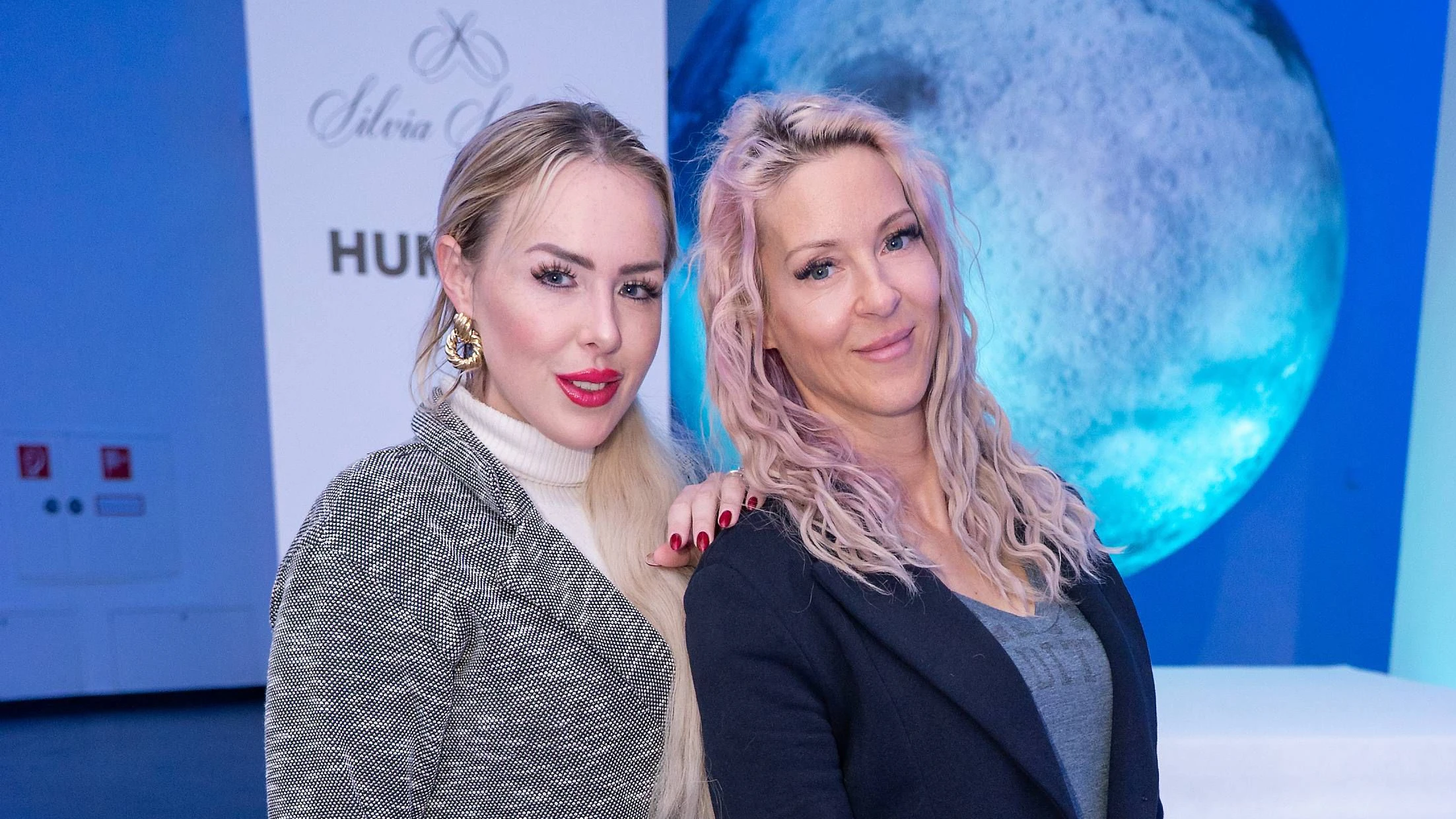 Humanic und Silvia Schneider Kollektionspräsentation, Modenschau Fashion Show - the power of elements, MQ Museumsquartier Ovalhalle, Wien, 2.4.2025, -  Simone LUGNER, Lydia KELOVITS 