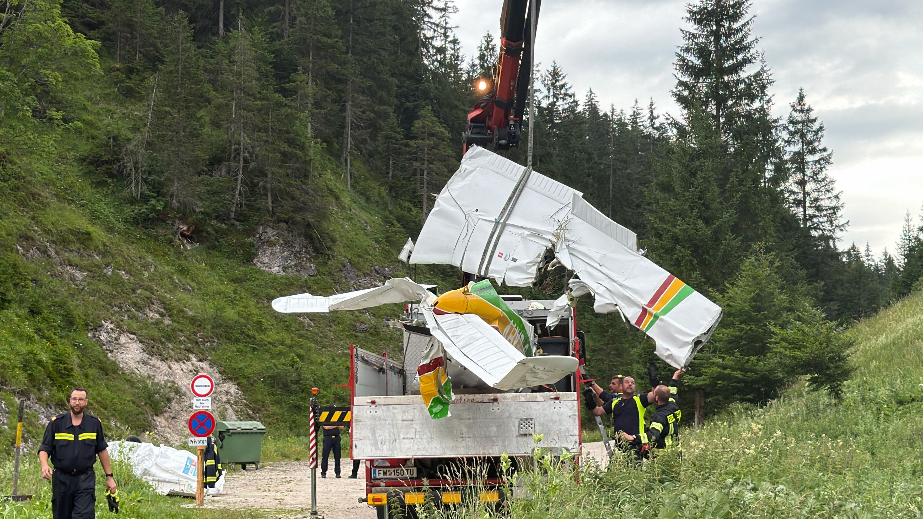 Die Bergung des Flugzeug-Wracks bei Neuhaus war ein schwieriger Kraftakt.