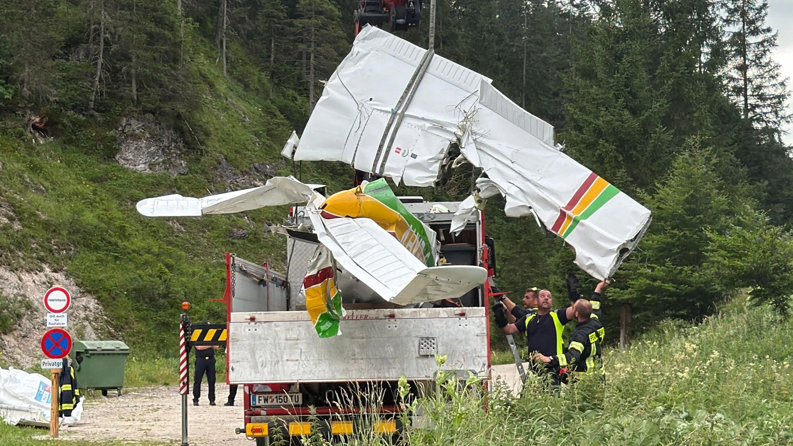 Die Bergung des Flugzeug-Wracks bei Neuhaus war ein schwieriger Kraftakt.