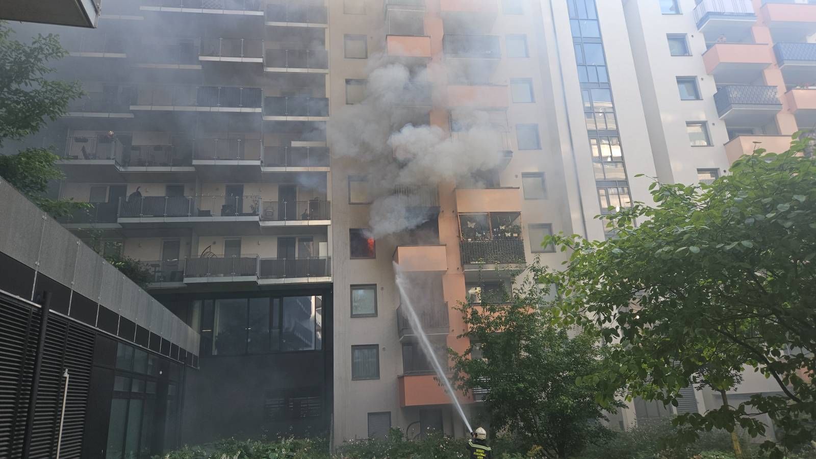 Zimmerbrand in Hochhaus.
