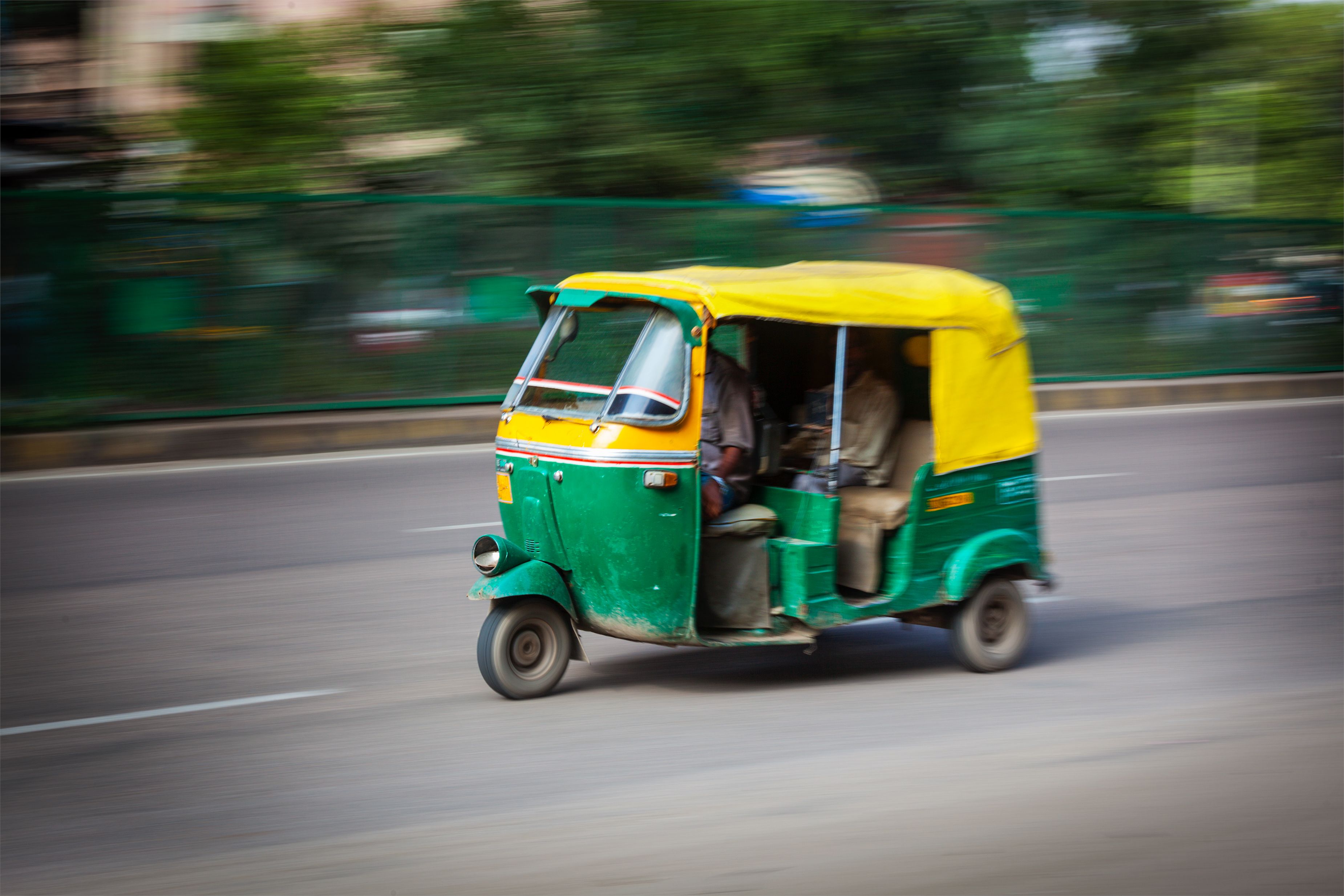 Jugendliche bei Tuktuk-Unfall verletzt.
