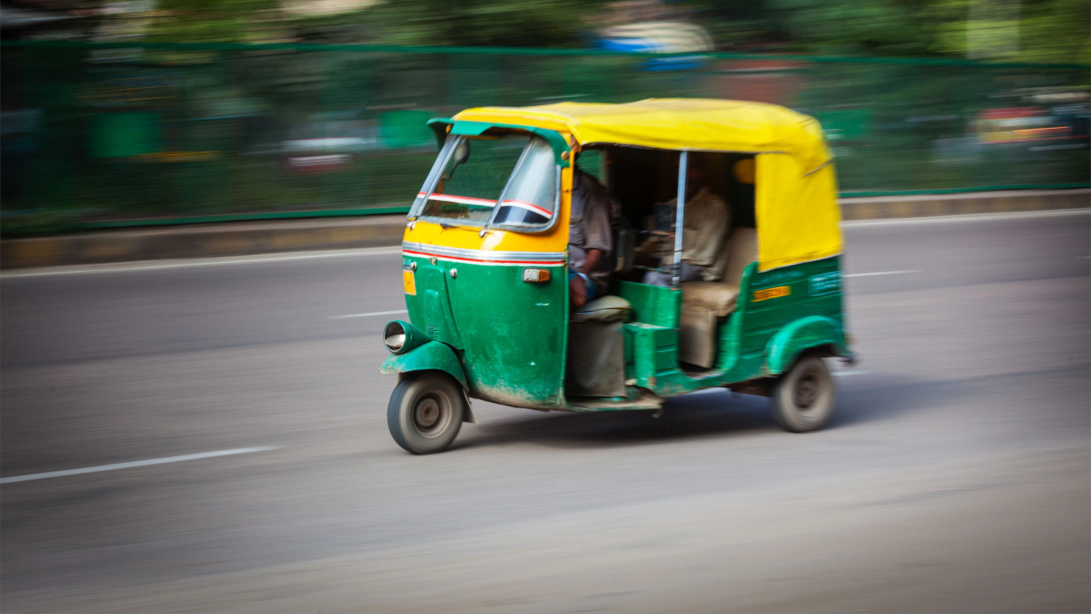 Jugendliche bei Tuktuk-Unfall verletzt.