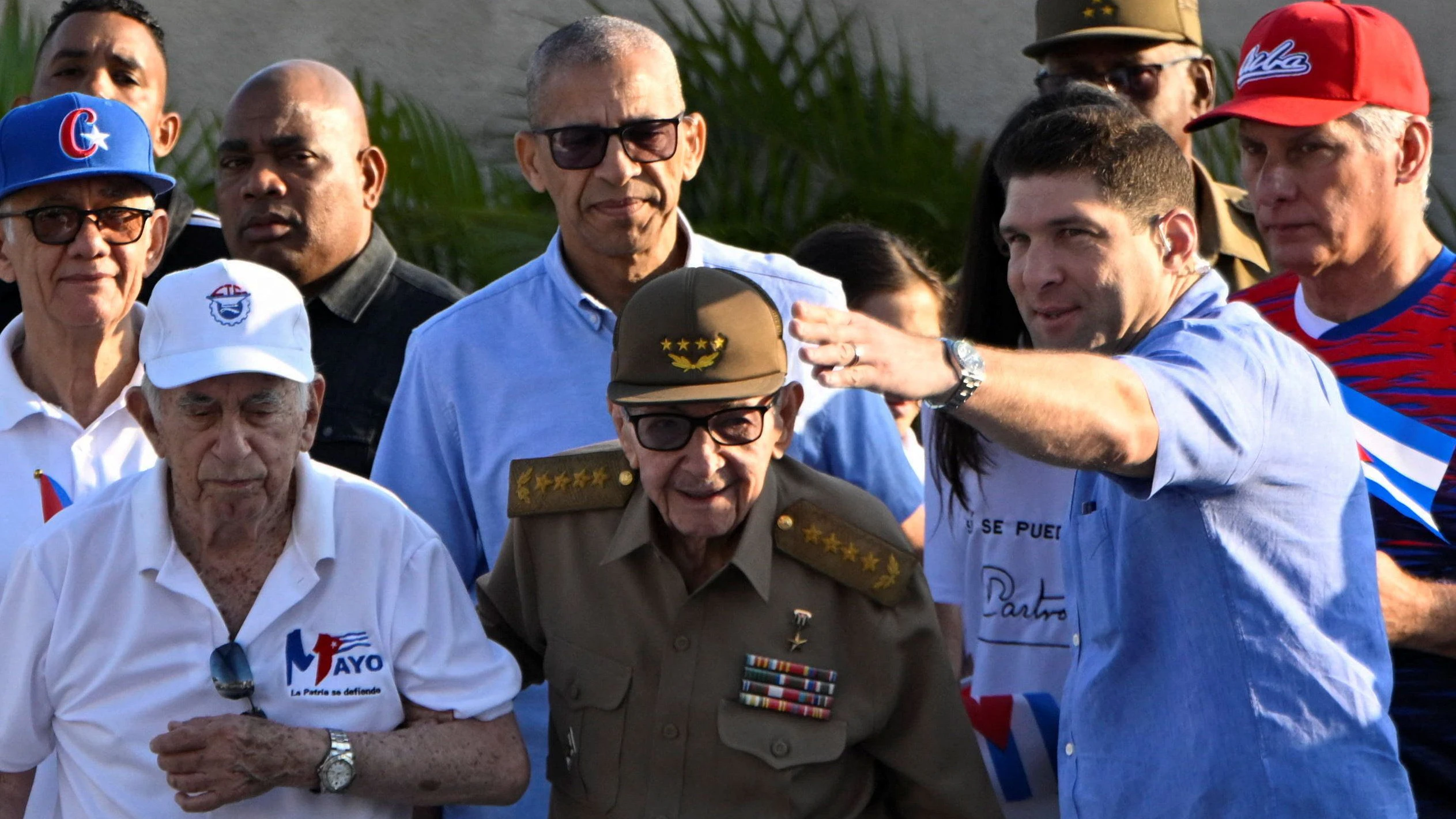 Raul "Raulito" Guillermo Rodriguez Castro (r.) mit seinem Opa Raul Castro (Mitte) am 1. Mai 2026 in Havanna