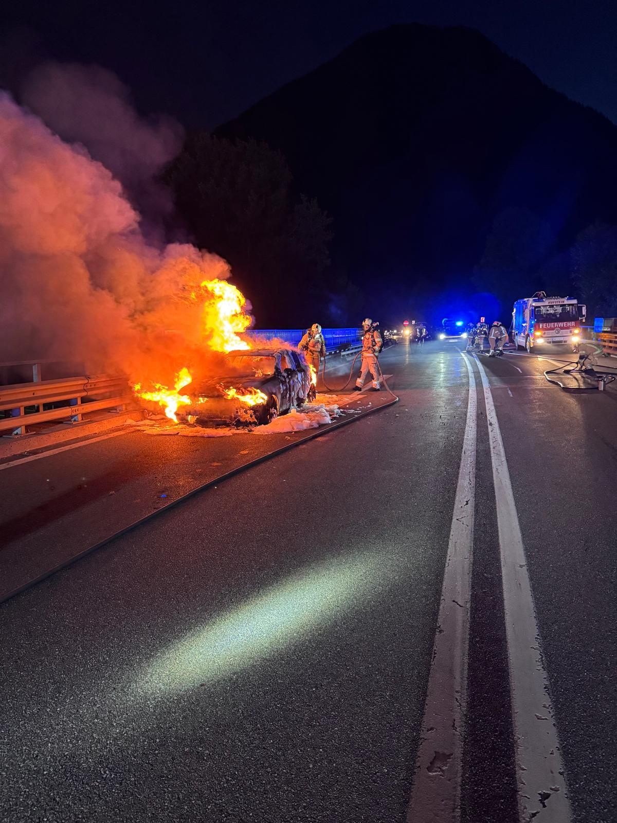 Heute.at - Auto geht auf der A12 plötzlich in Flammen auf