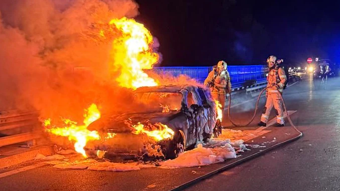 Heute.at - Auto geht auf der A12 plötzlich in Flammen auf