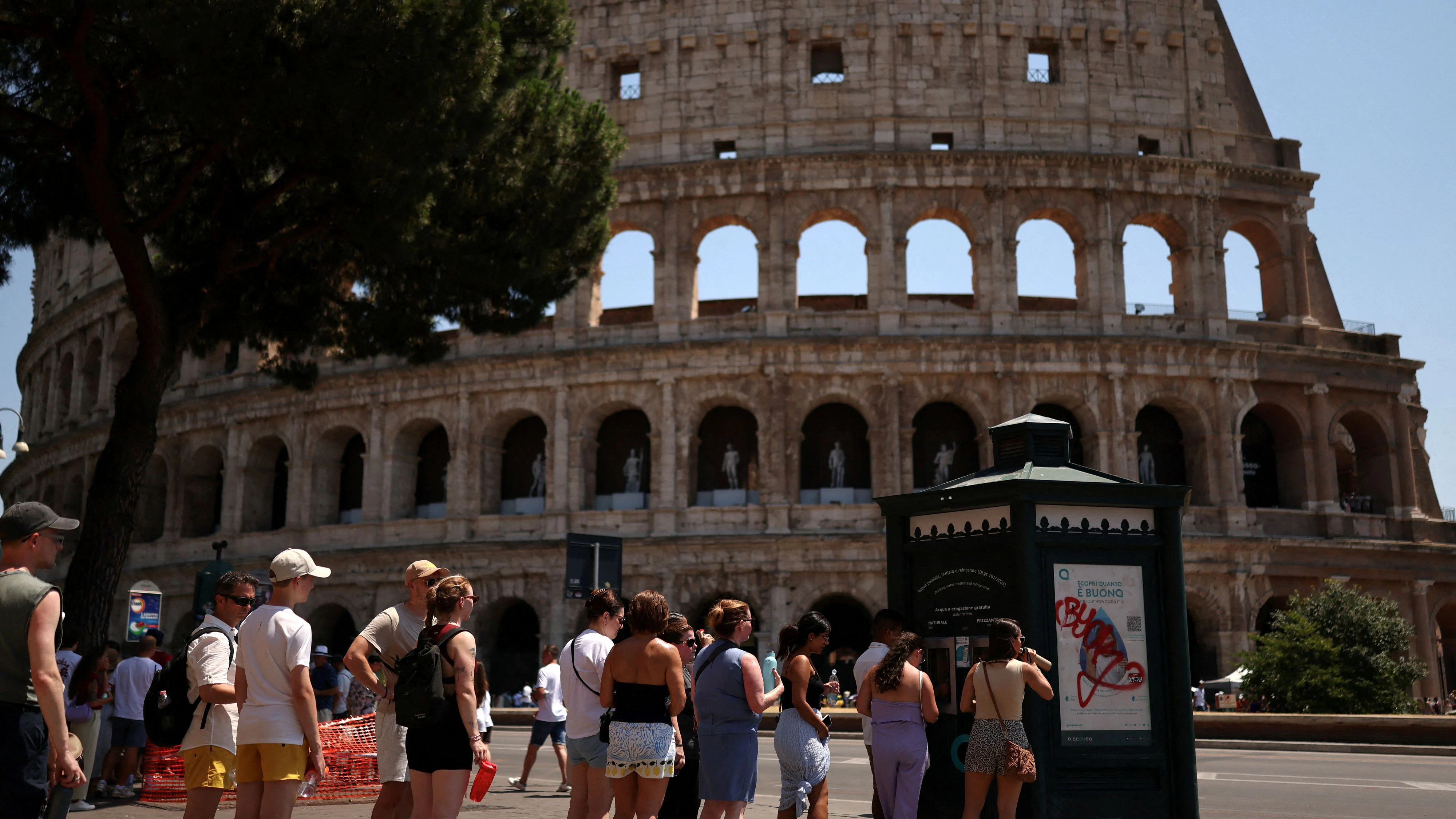 FILE PHOTO: People queue to fill water bottles at a water dispenser outside the Colosseum during a heatwave in Rome, Italy, June 28, 2026. REUTERS/Yara Nardi/File Photo