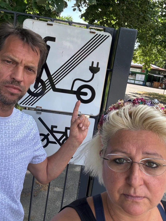 Josef und Verena H. machten die Scooter-Rowdys nur auf das Fahrverbot von E-Rollern aufmerksam, dann wurden sie zusammengeschlagen.