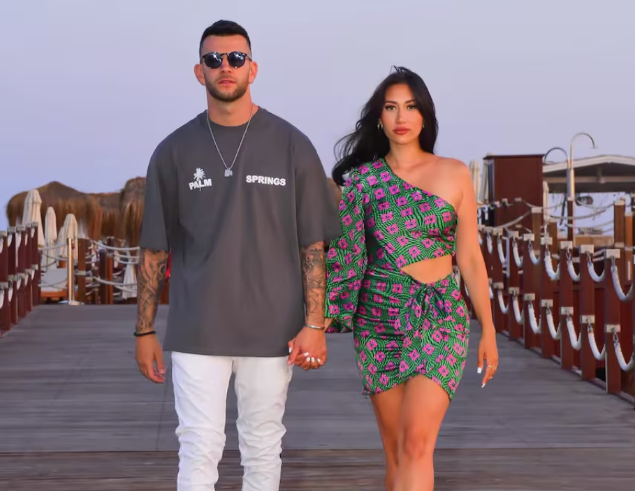Serkan und Samira damals in einem Pärchenurlaub, Händchen gehalten wird diesmal wohl nicht.