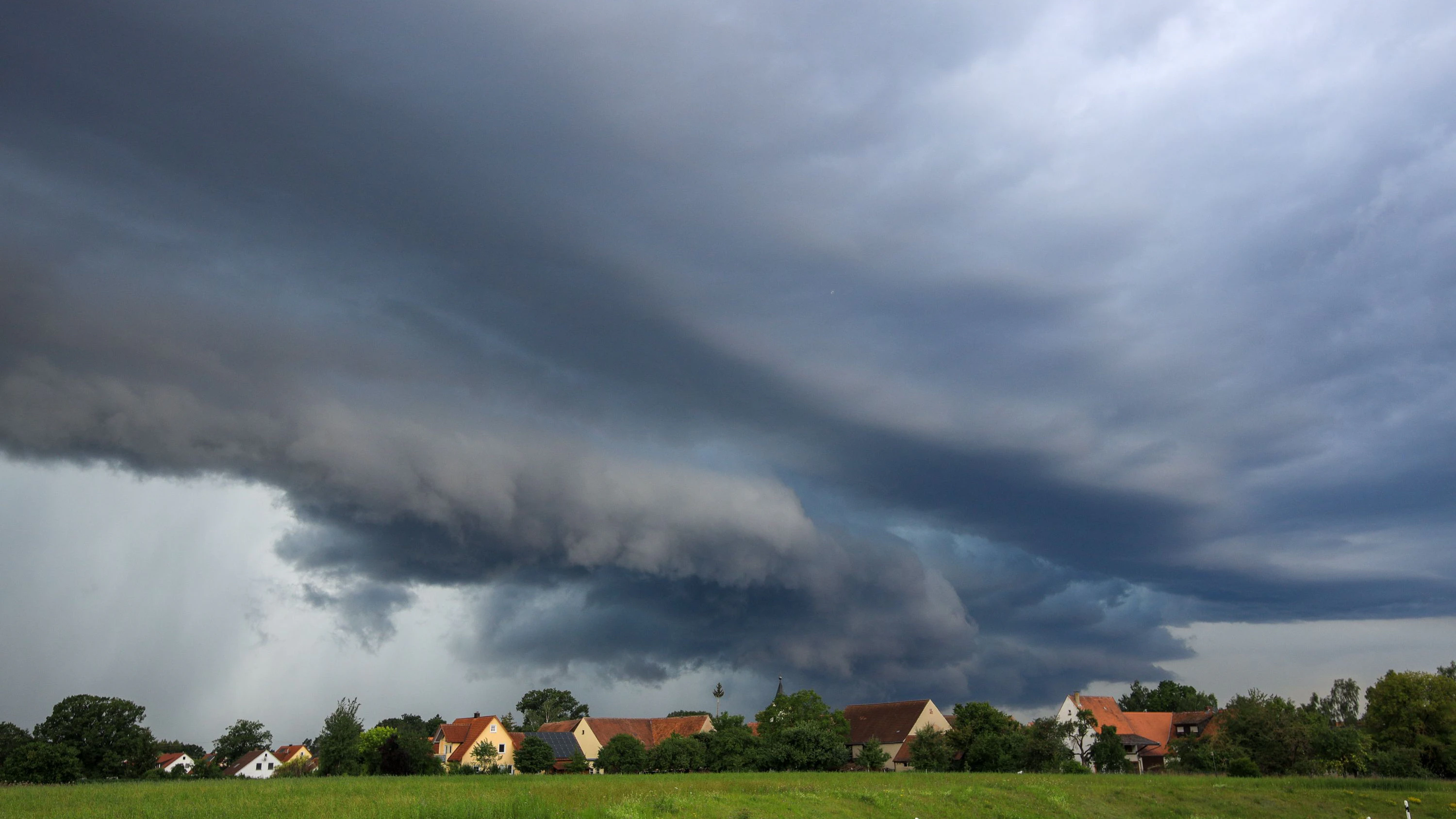 Ein heftiges Hagel-Gewitter tobt in Österreich.