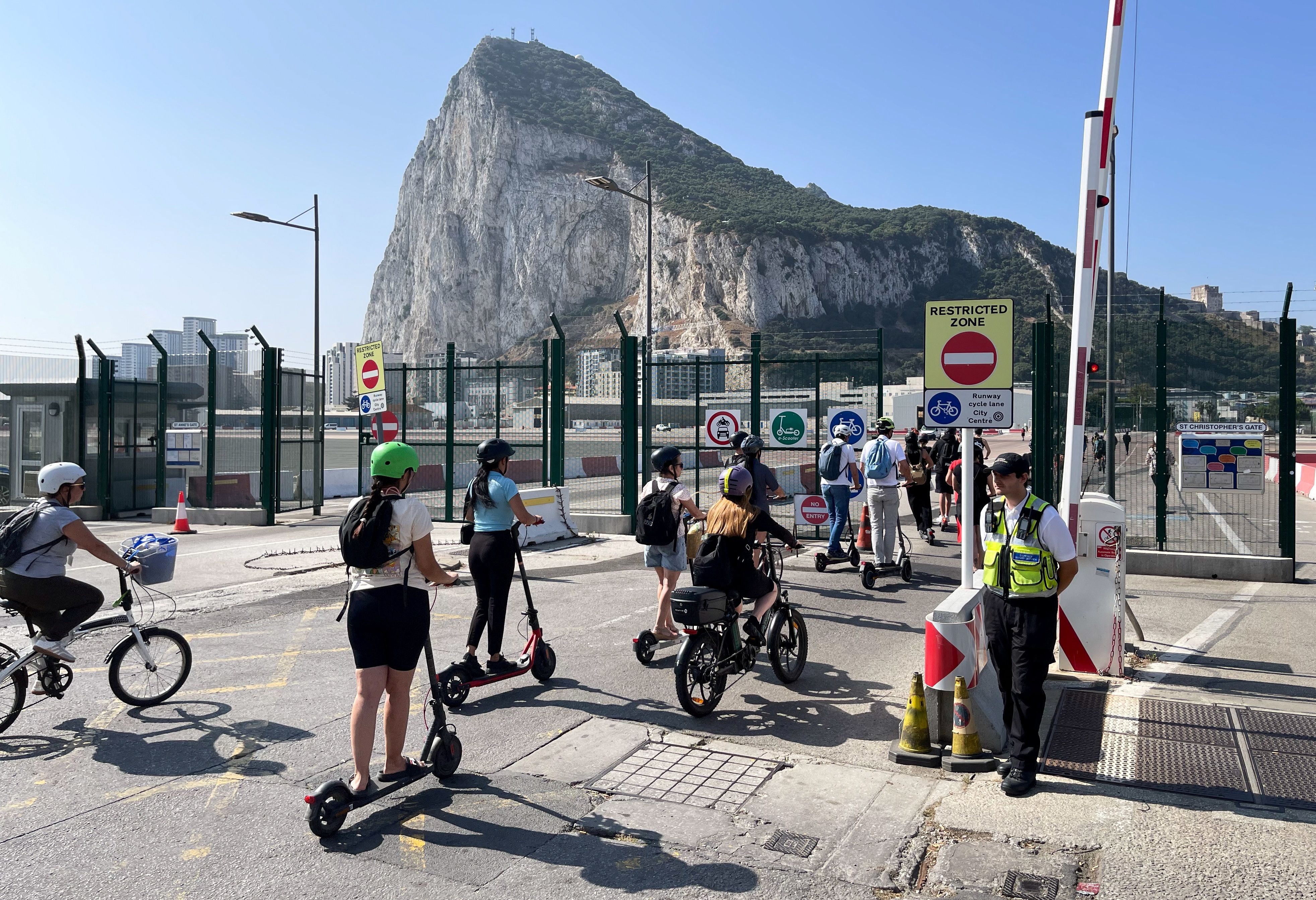 Rund sechseinhalb Jahre nach dem Brexit ist in Brüssel ein Abkommen zum Wegfall der Grenzkontrollen zwischen der britischen Exklave Gibraltar und dem EU-Land Spanien unterzeichnet worden. A