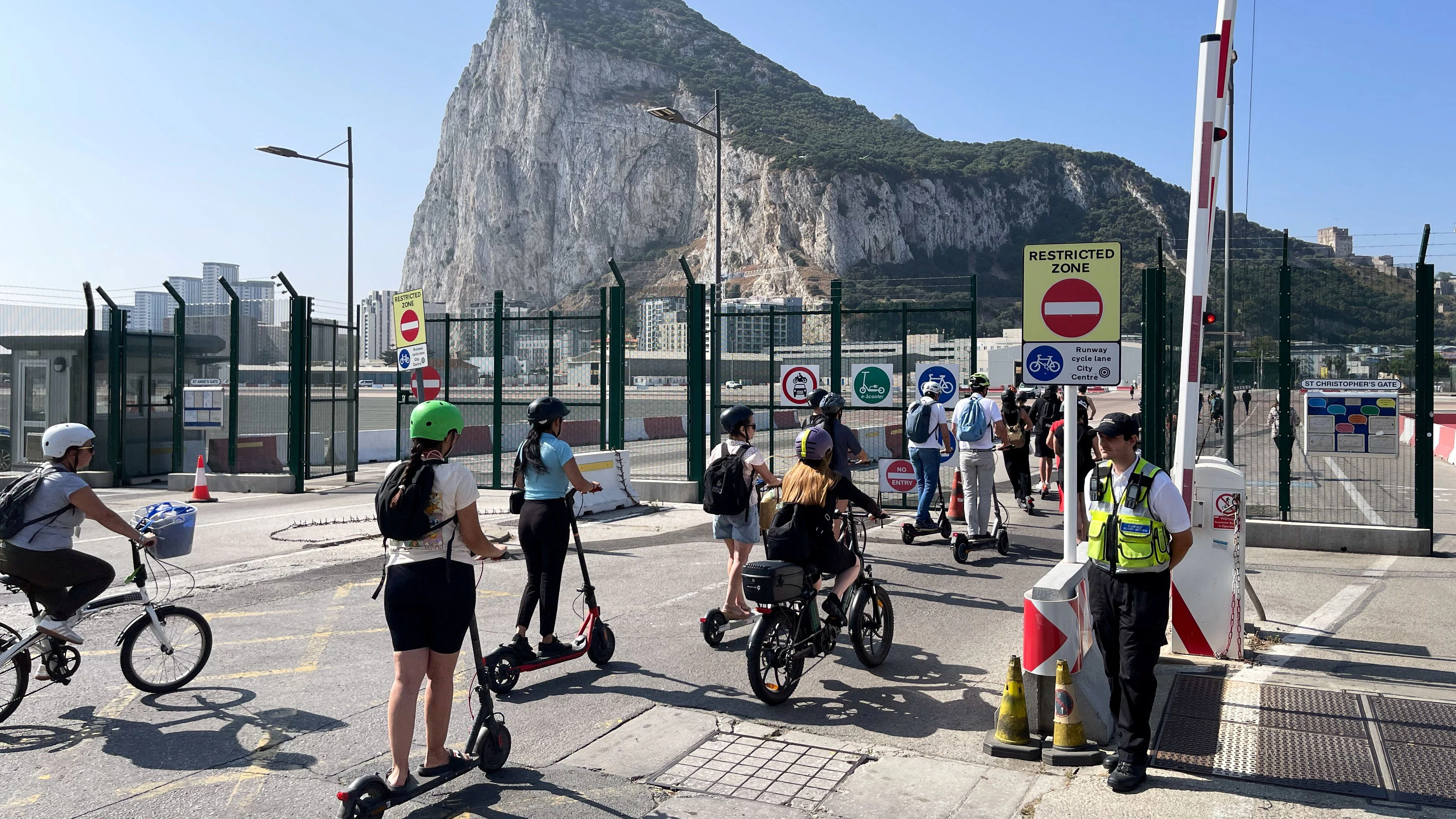Rund sechseinhalb Jahre nach dem Brexit ist in Brüssel ein Abkommen zum Wegfall der Grenzkontrollen zwischen der britischen Exklave Gibraltar und dem EU-Land Spanien unterzeichnet worden. A