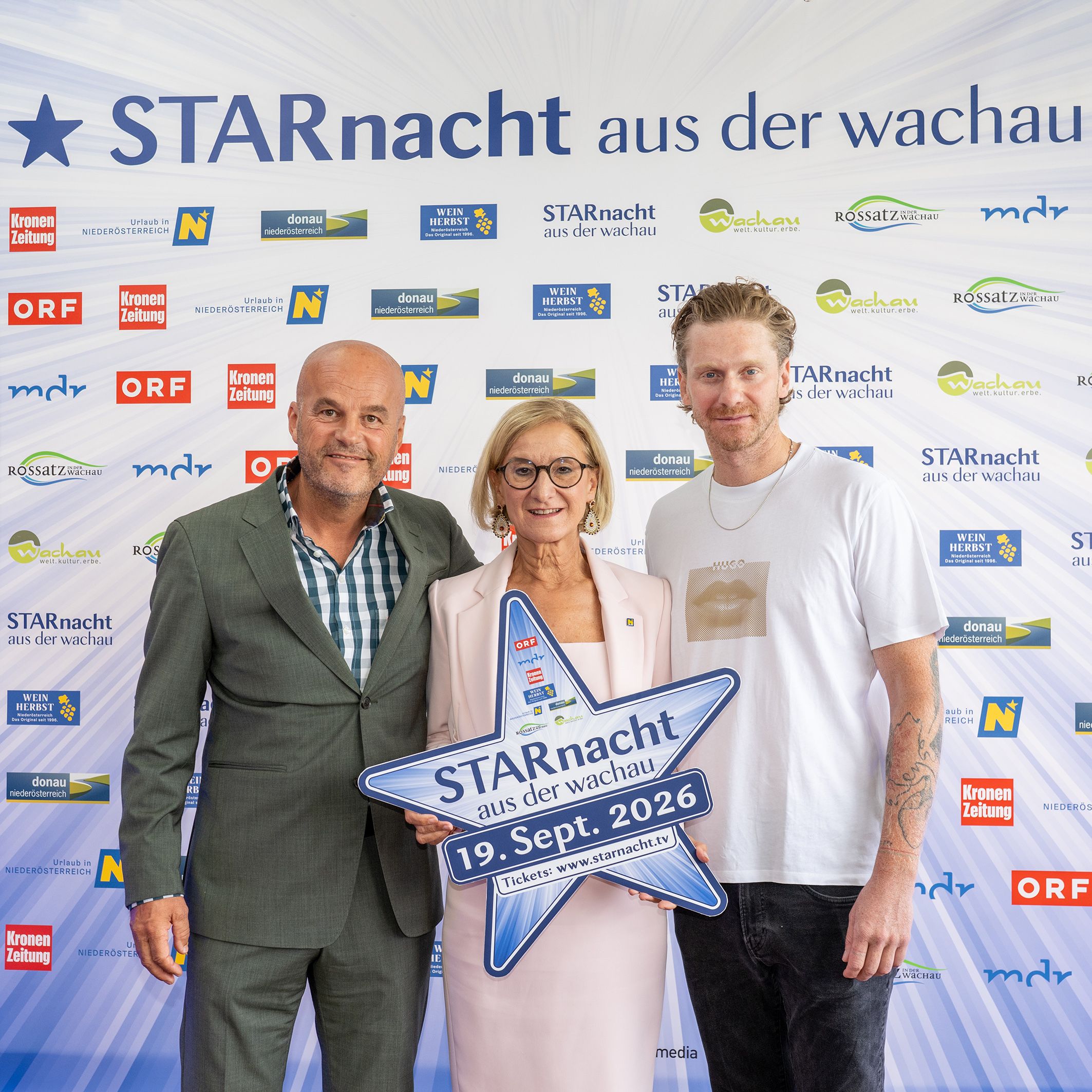 Landeshauptfrau Johanna Mikl-Leitner mit Veranstalter Martin Ramusch von IP Media und Starnacht-Künstler Lucas Fendrich.
